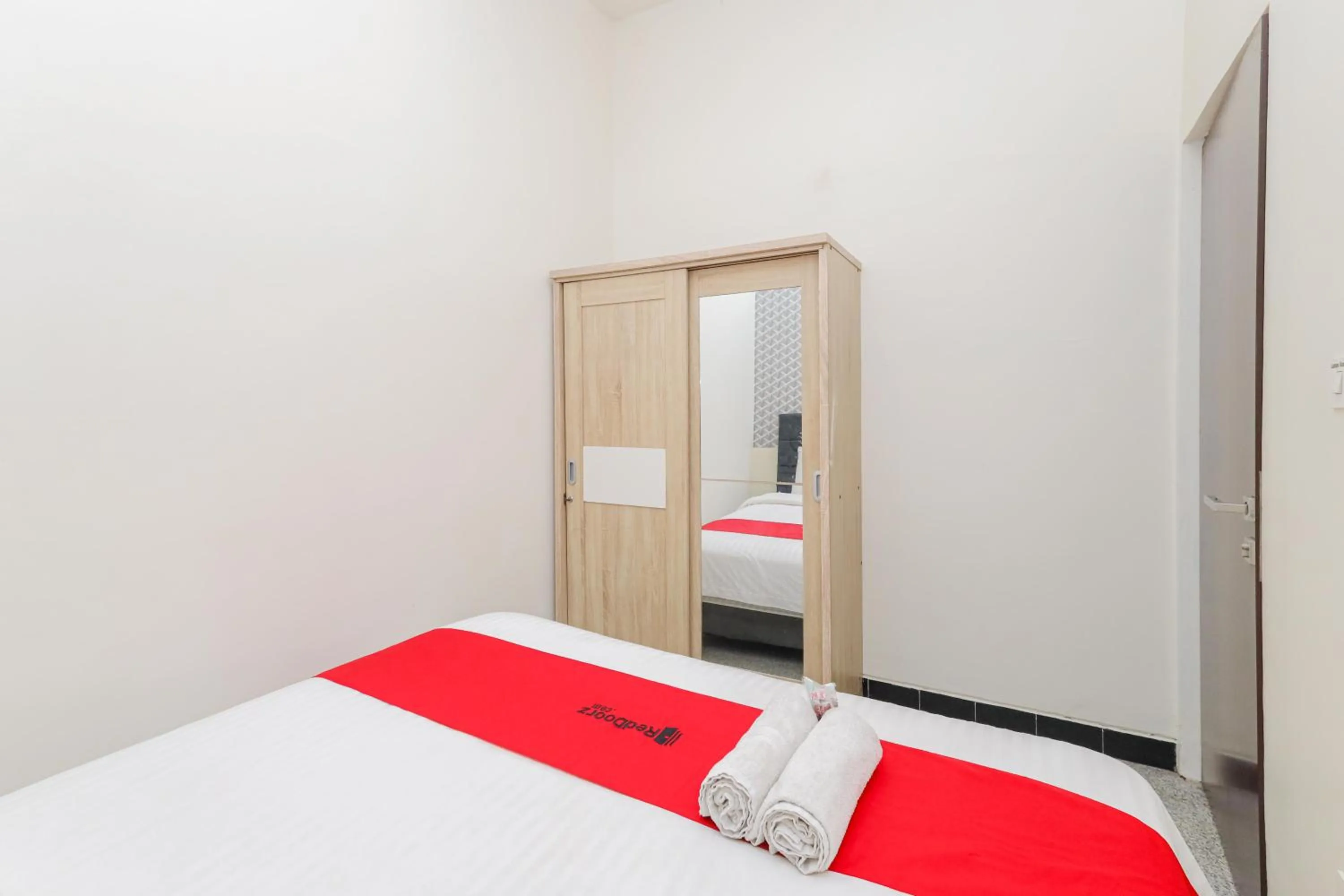 Bed in RedDoorz Syariah near Green Park Jatiwarna