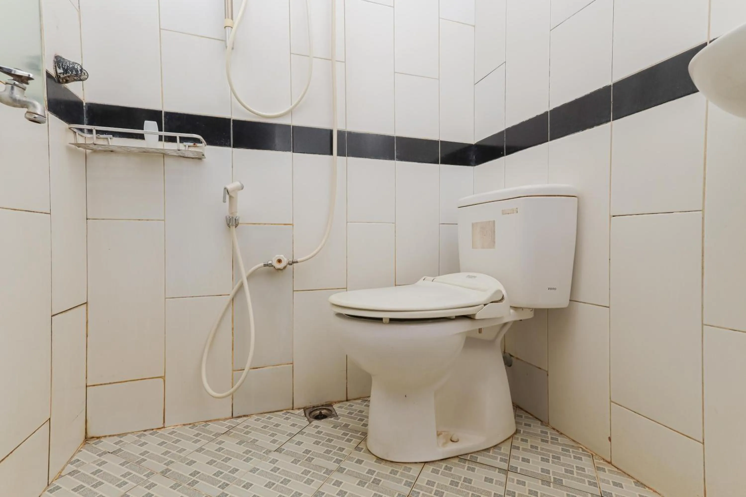 RedDoorz Syariah near Green Park Jatiwarna