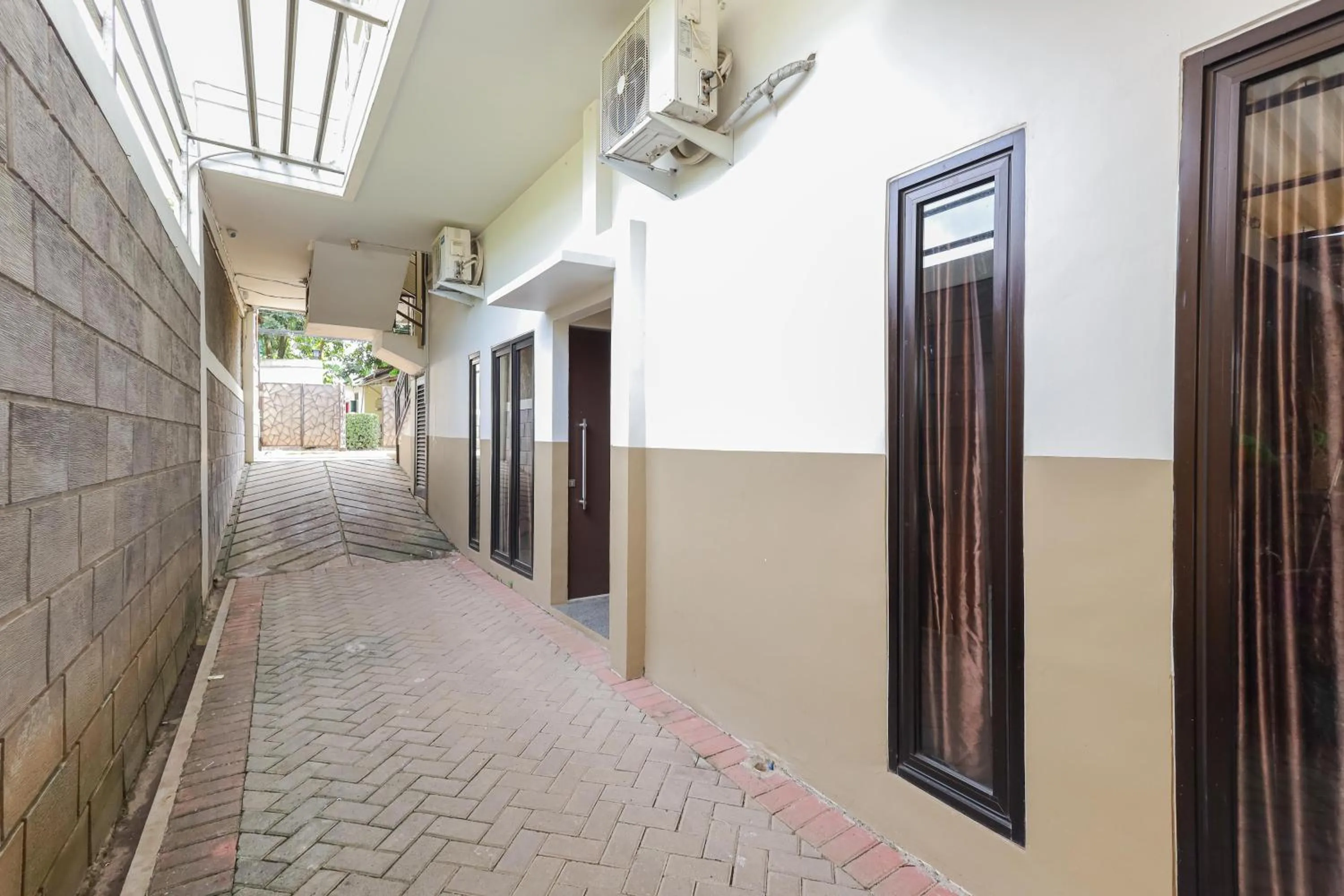 RedDoorz Syariah near Green Park Jatiwarna