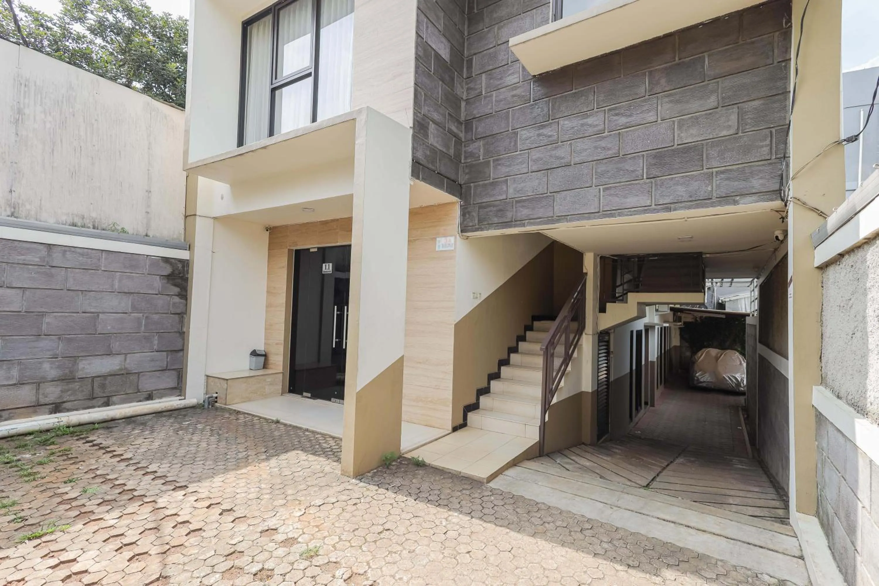 RedDoorz Syariah near Green Park Jatiwarna