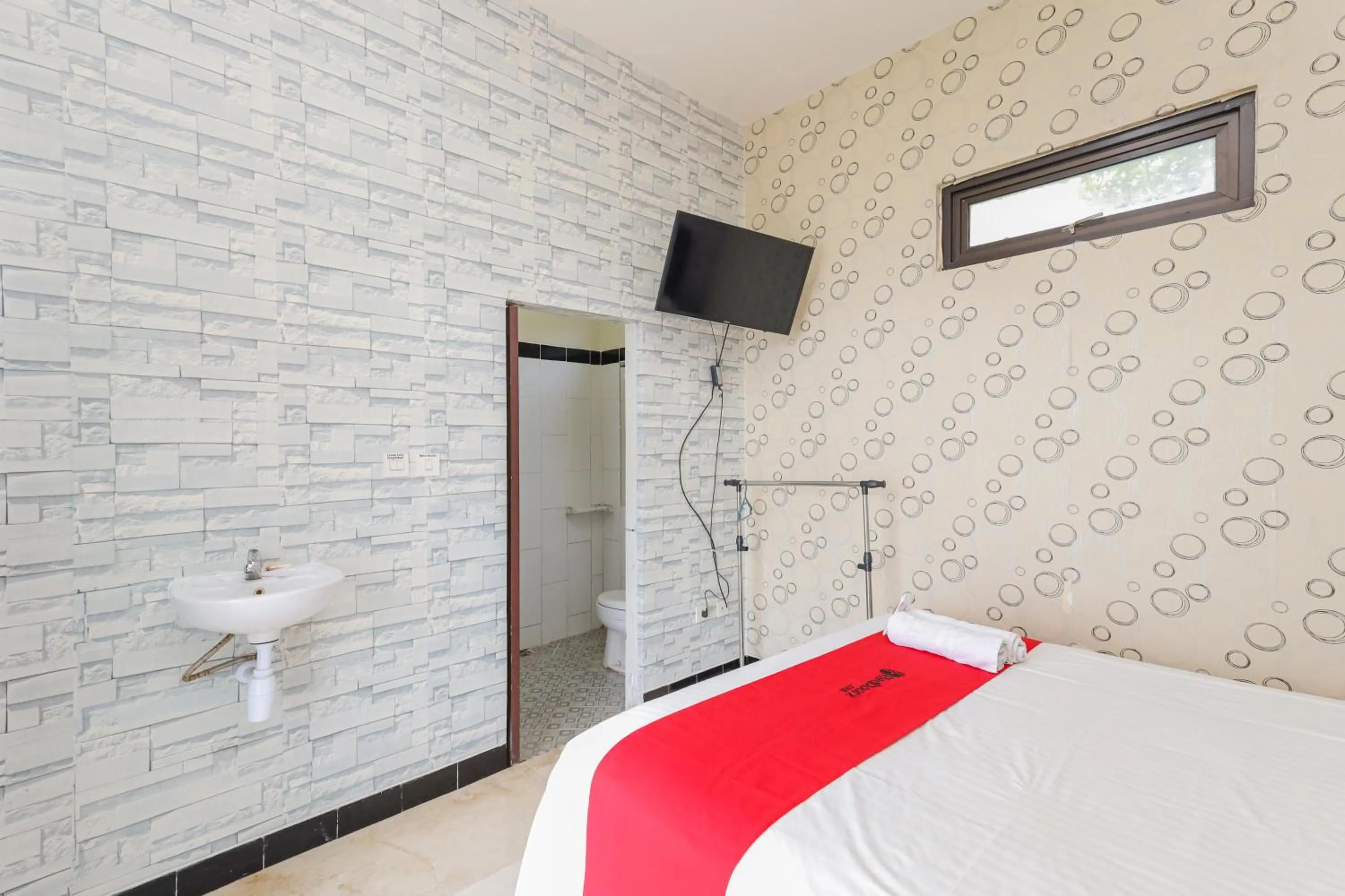 Bed in RedDoorz Syariah near Green Park Jatiwarna