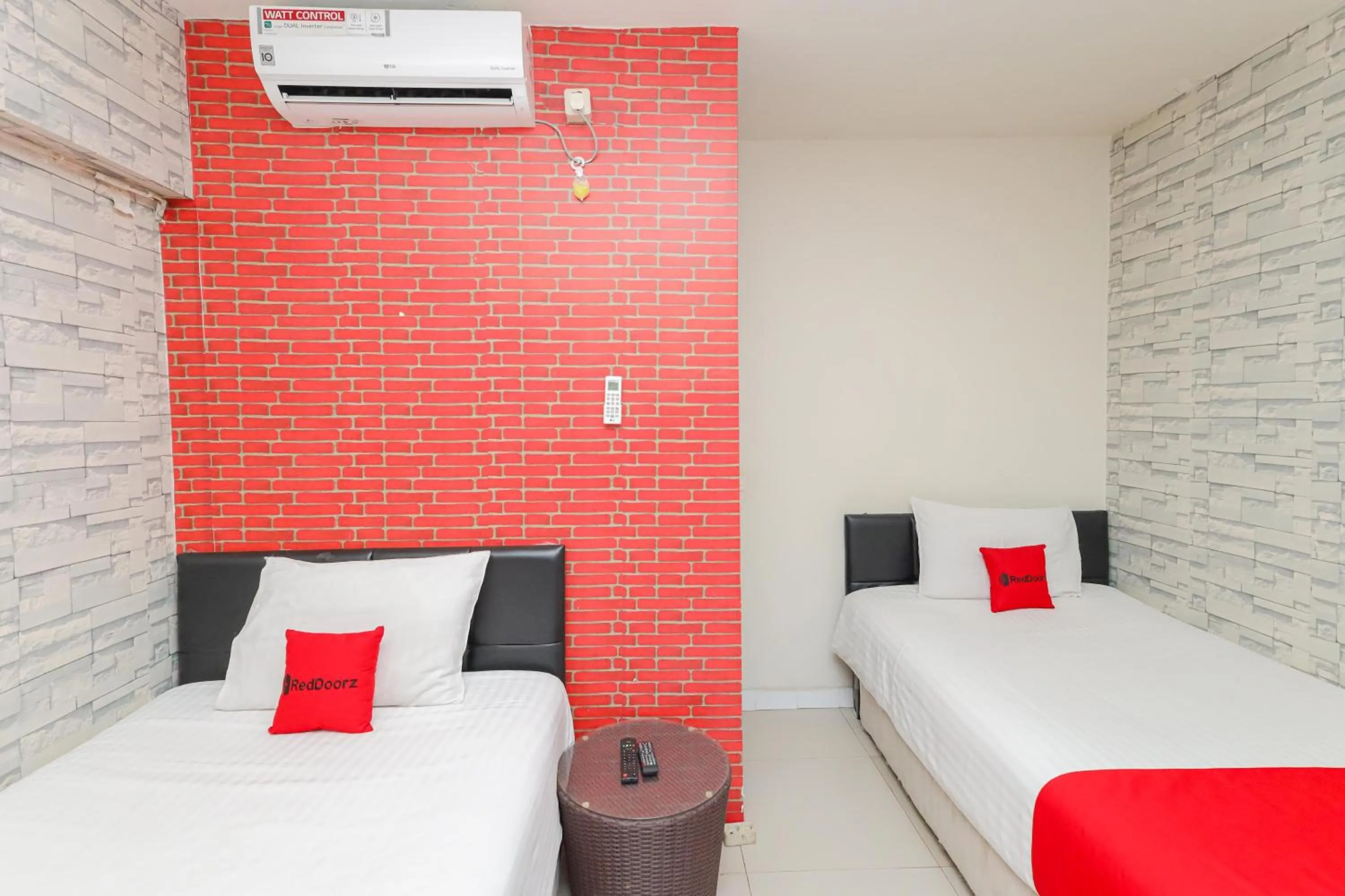 Bed in RedDoorz Syariah near Green Park Jatiwarna