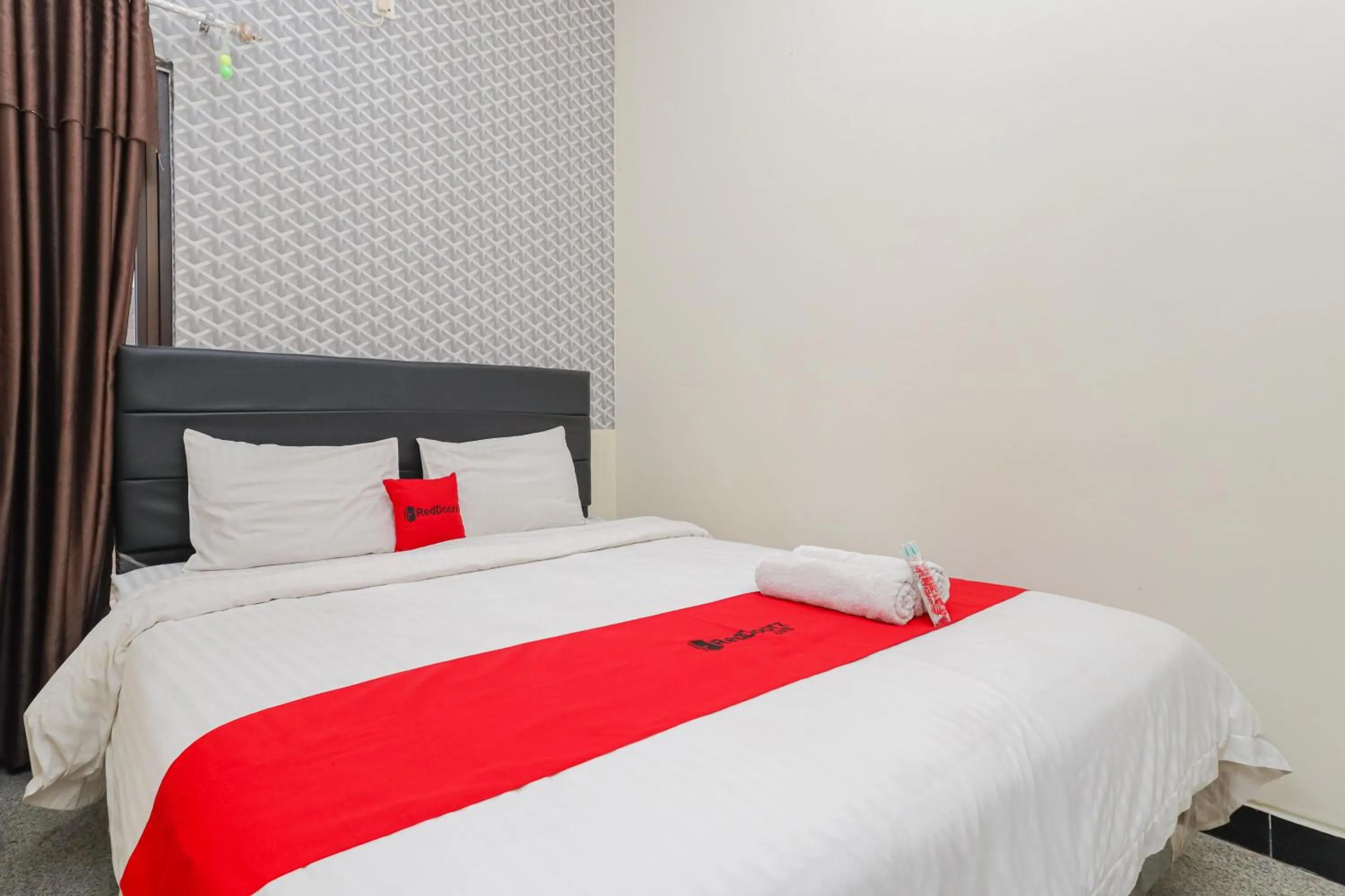 Bed in RedDoorz Syariah near Green Park Jatiwarna