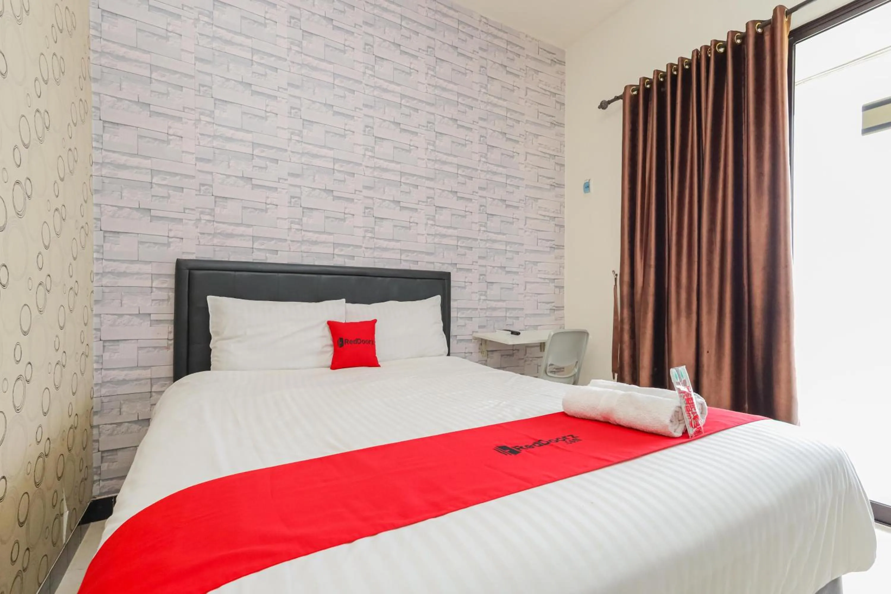 Bed in RedDoorz Syariah near Green Park Jatiwarna