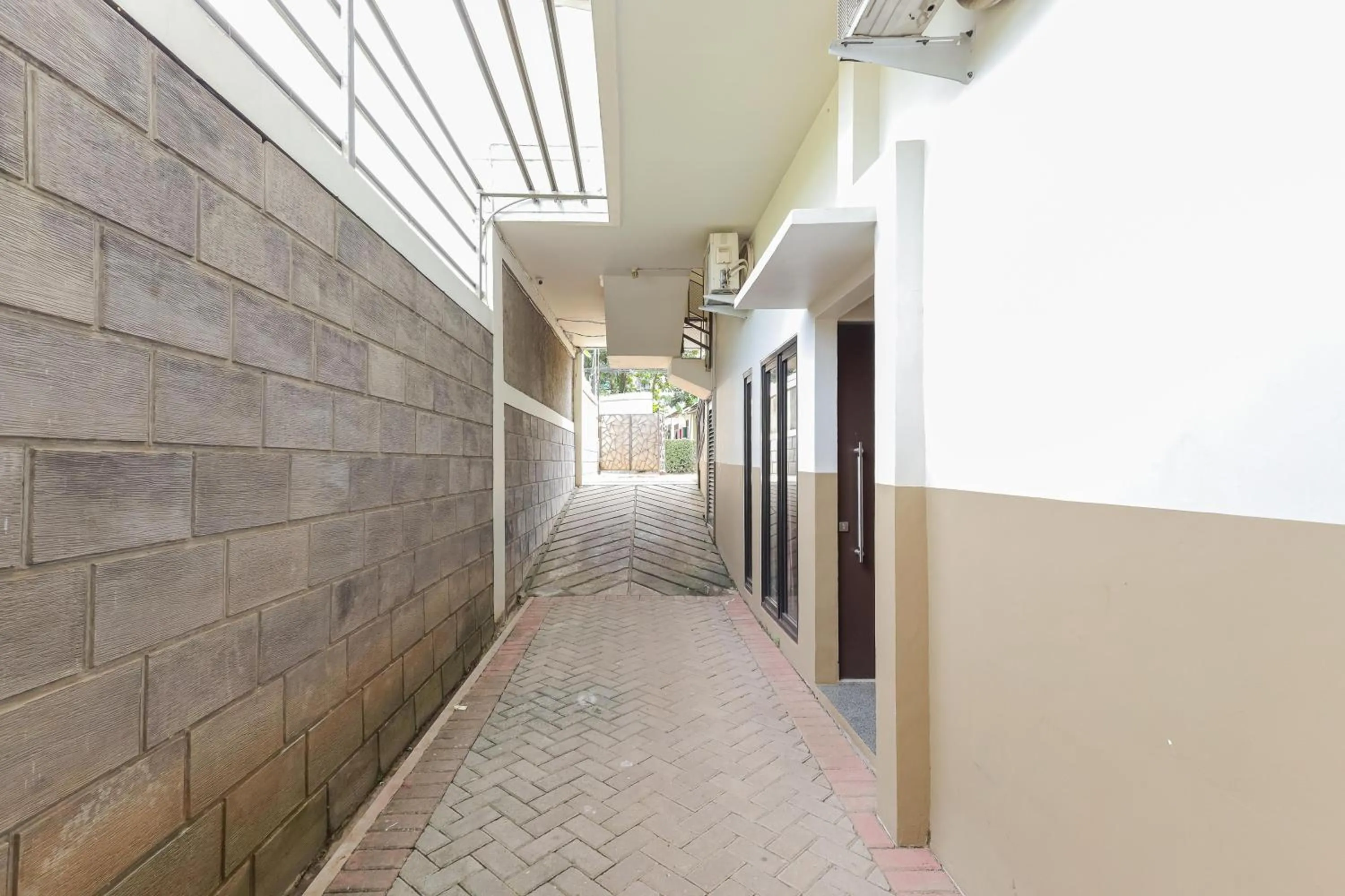 RedDoorz Syariah near Green Park Jatiwarna