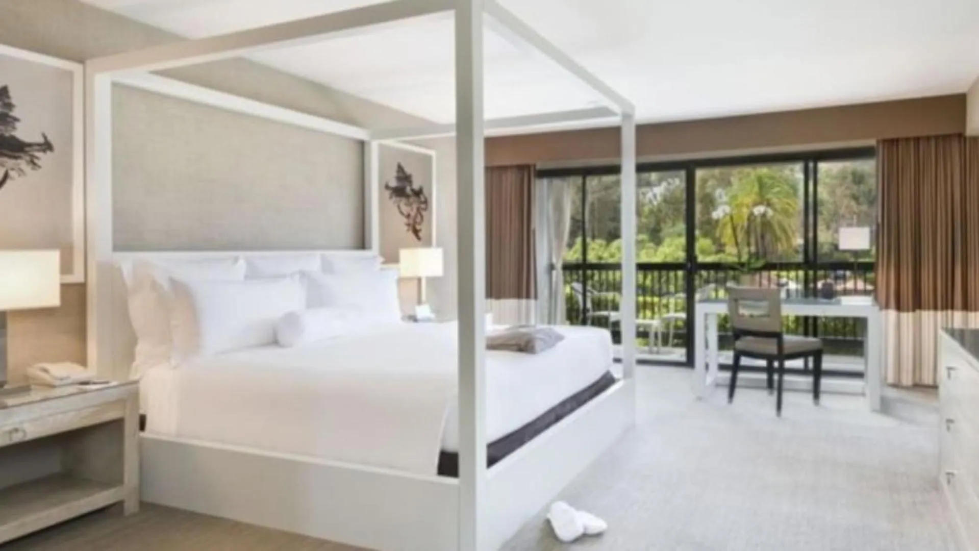 Patio, Bed in Luxe Sunset Boulevard Hotel