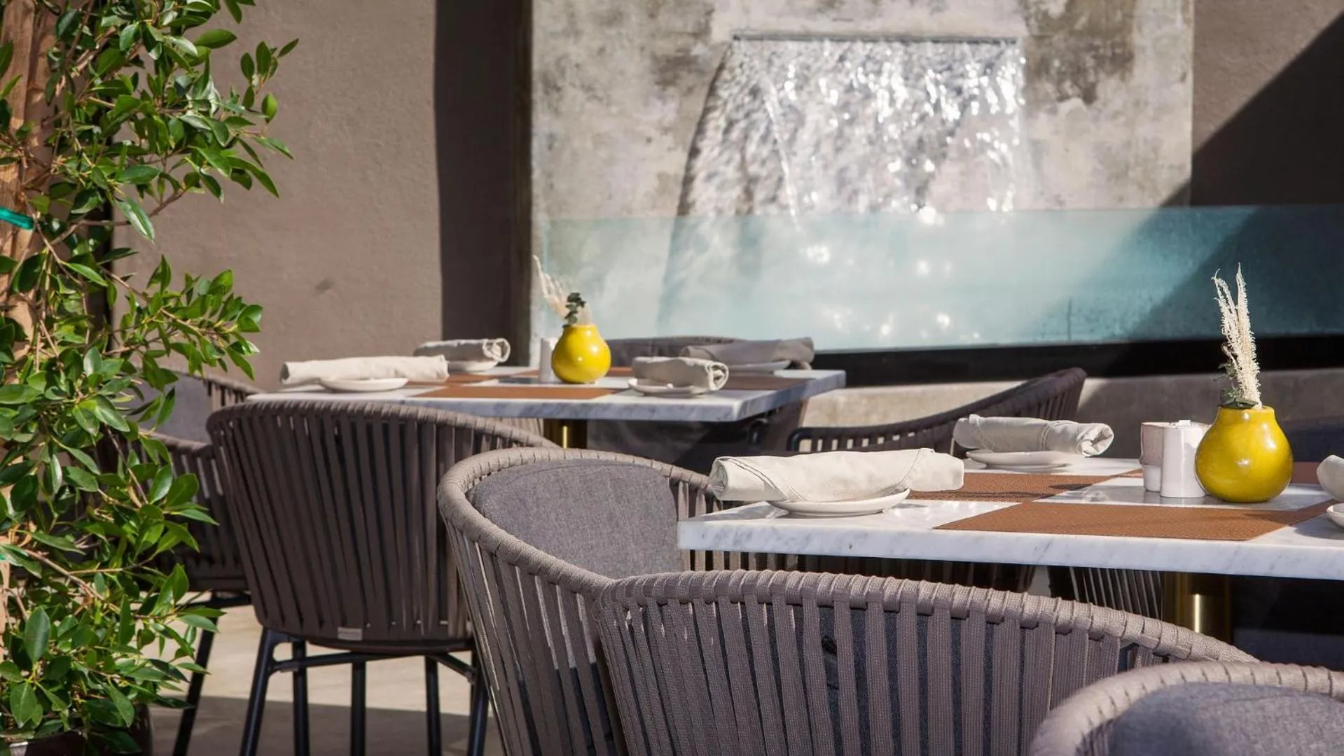 Restaurant/places to eat in Luxe Sunset Boulevard Hotel