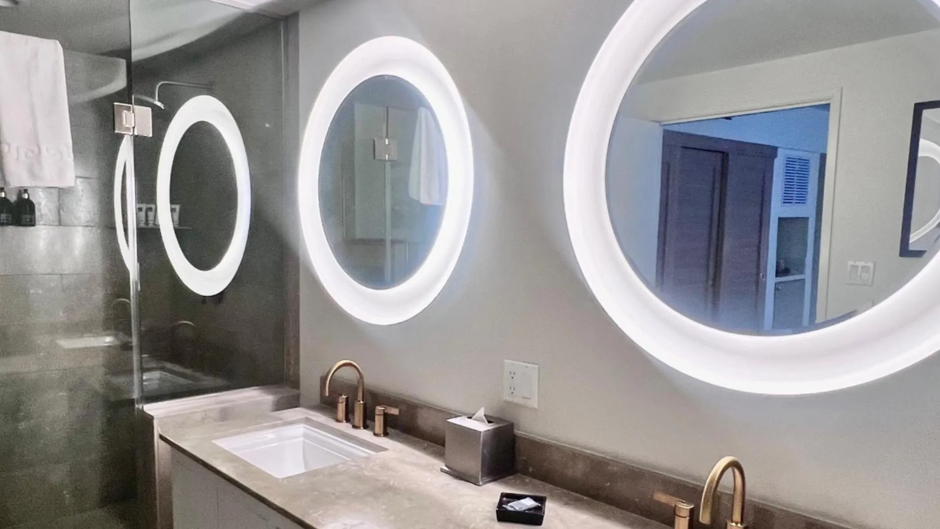 Bathroom in Luxe Sunset Boulevard Hotel