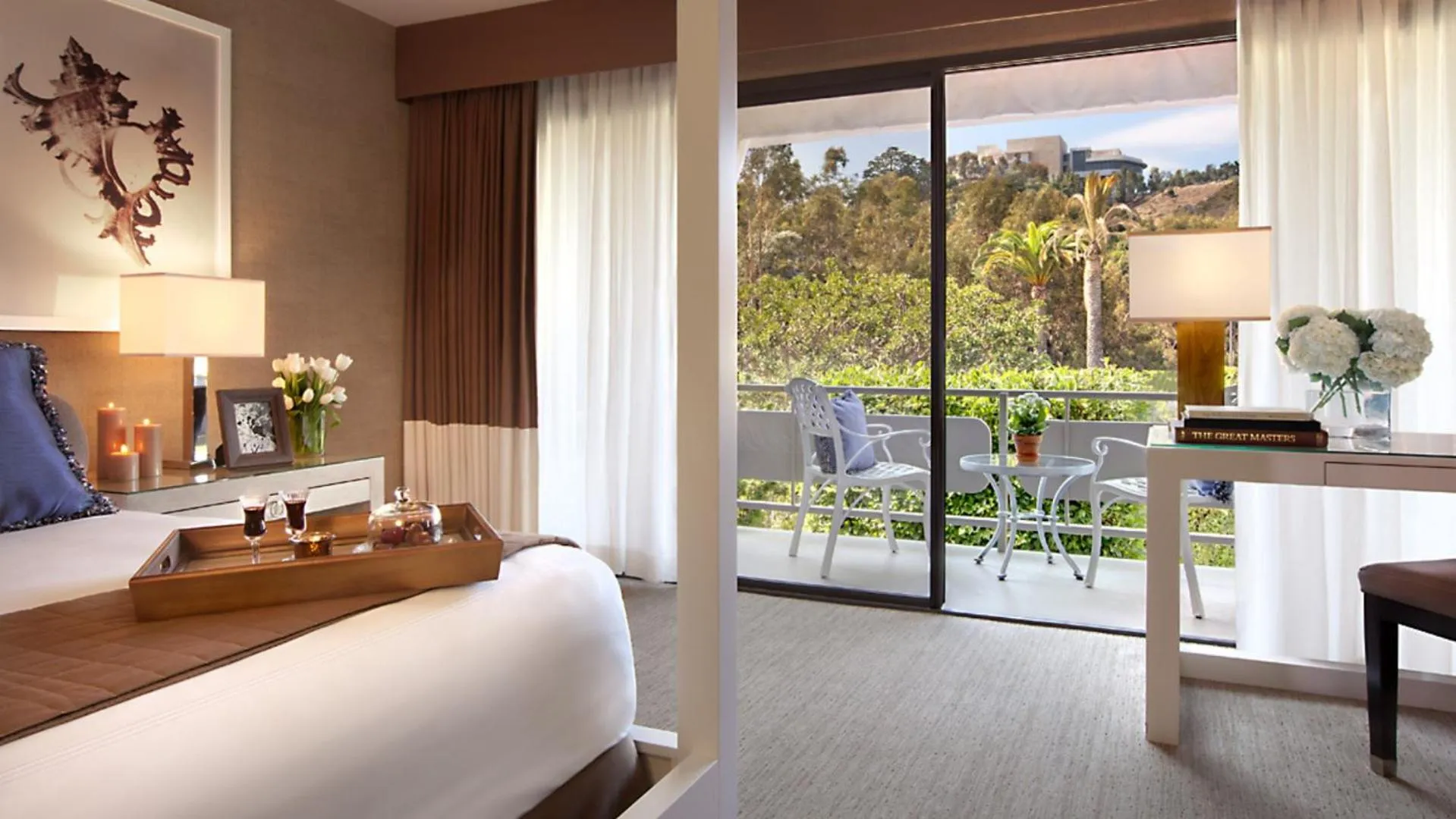 Bed in Luxe Sunset Boulevard Hotel