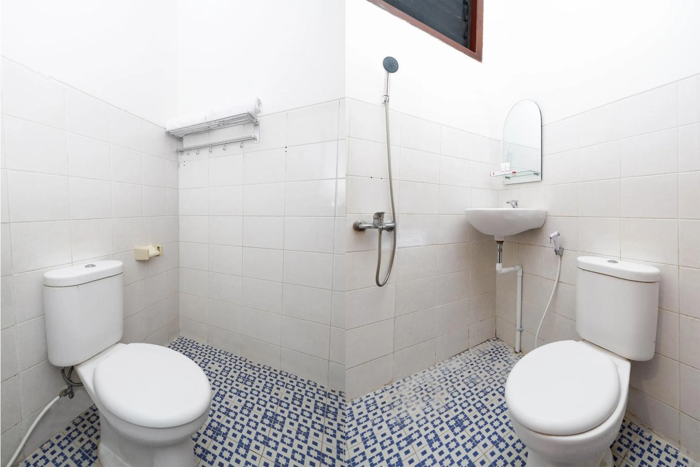 Bathroom in SUPER OYO Capital O 1644 Hotel Griya Kencana