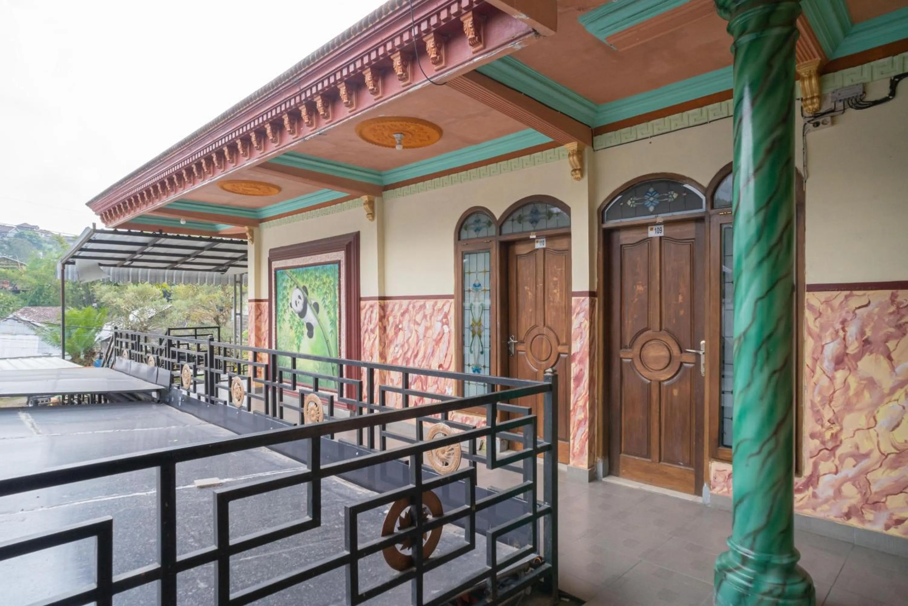 Balcony/Terrace in RedDoorz Syariah near Batu Night Spectacular 3