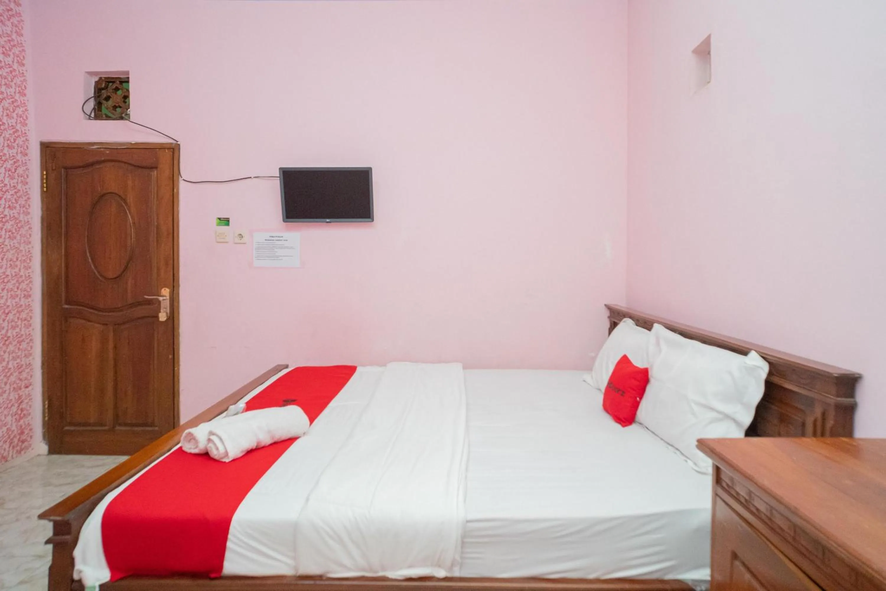 Photo of the whole room, Bed in RedDoorz Syariah near Batu Night Spectacular 3