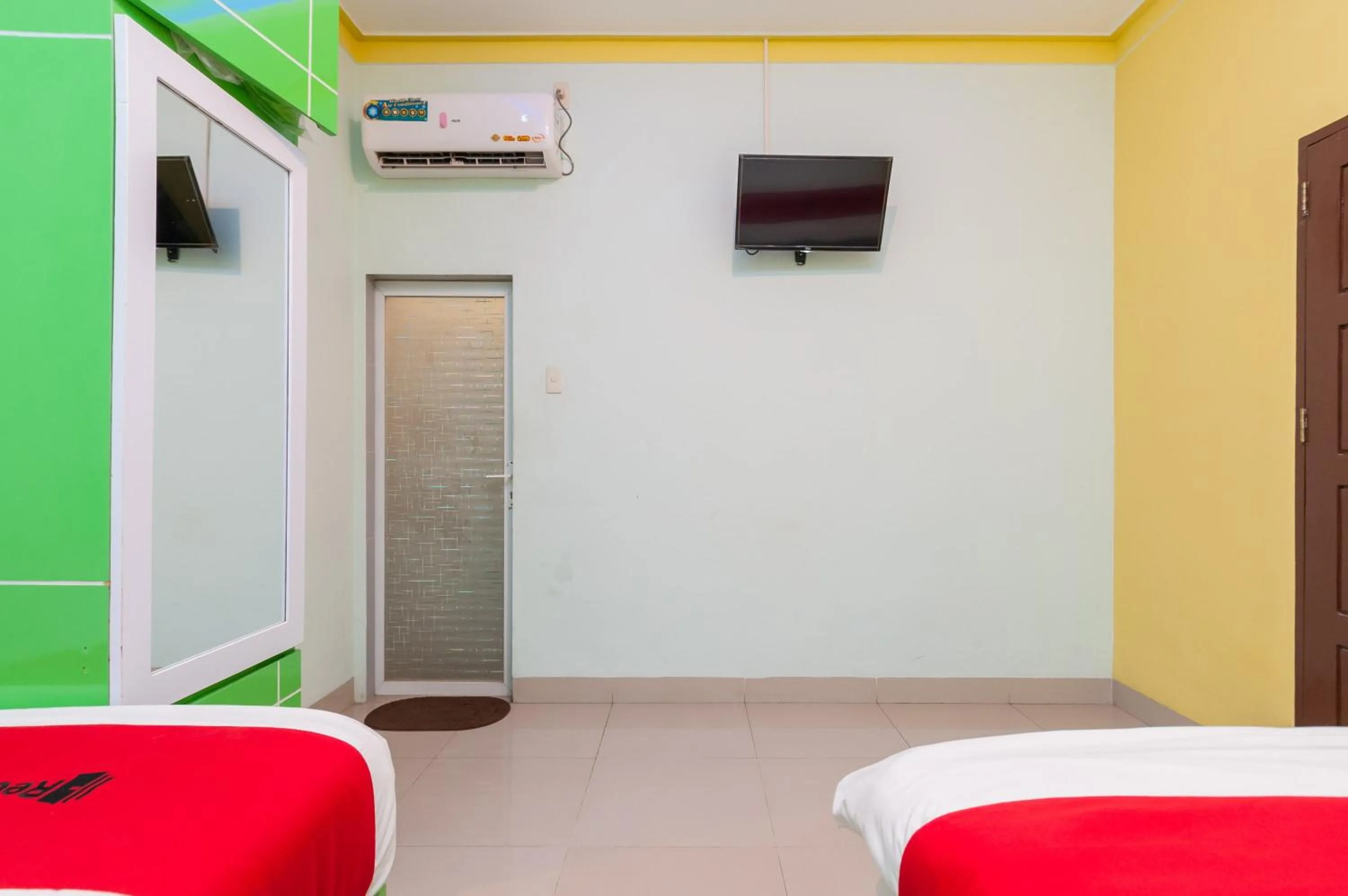 Bed in RedDoorz Syariah At Dinda Residence