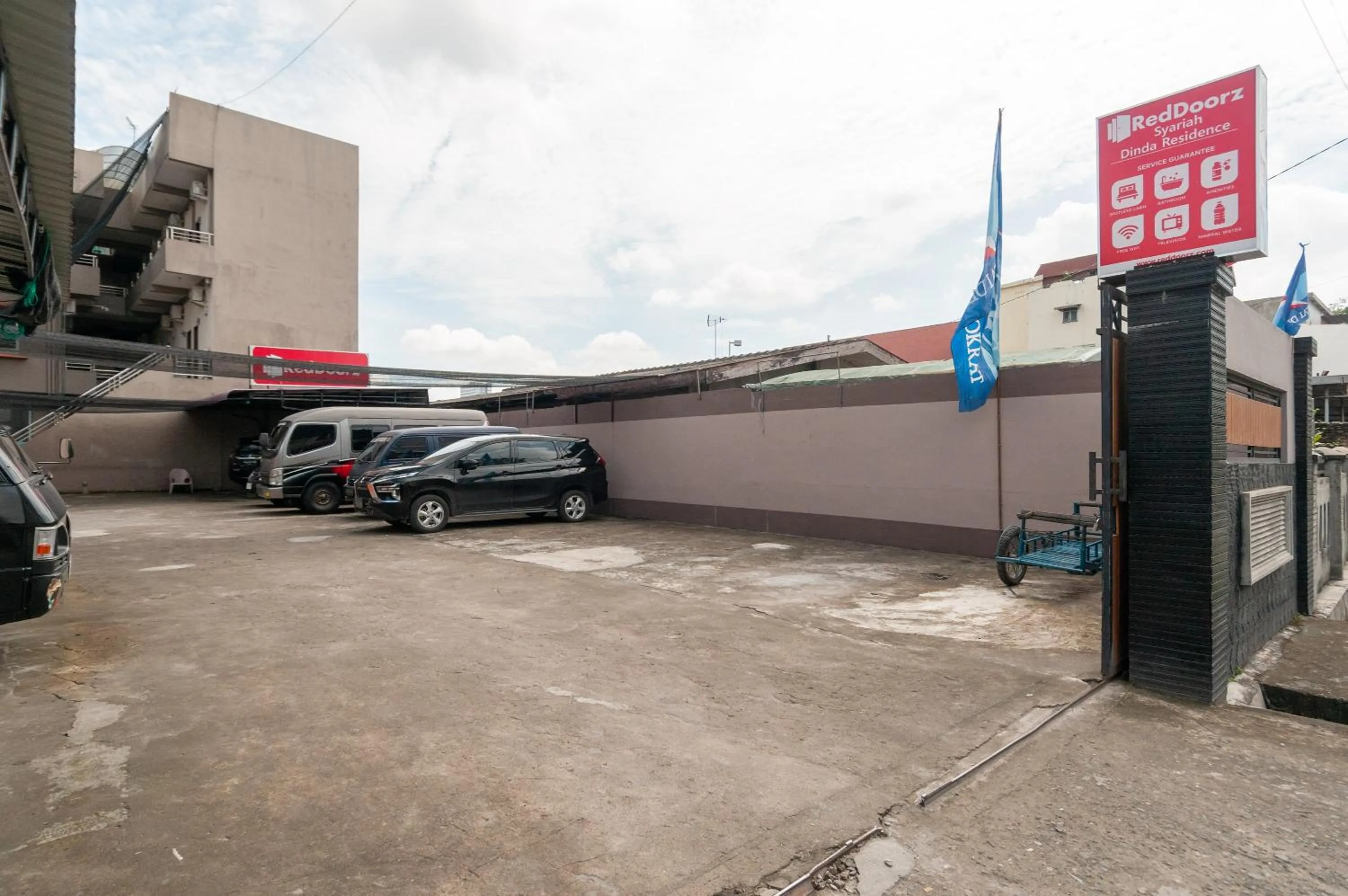 Parking in RedDoorz Syariah At Dinda Residence