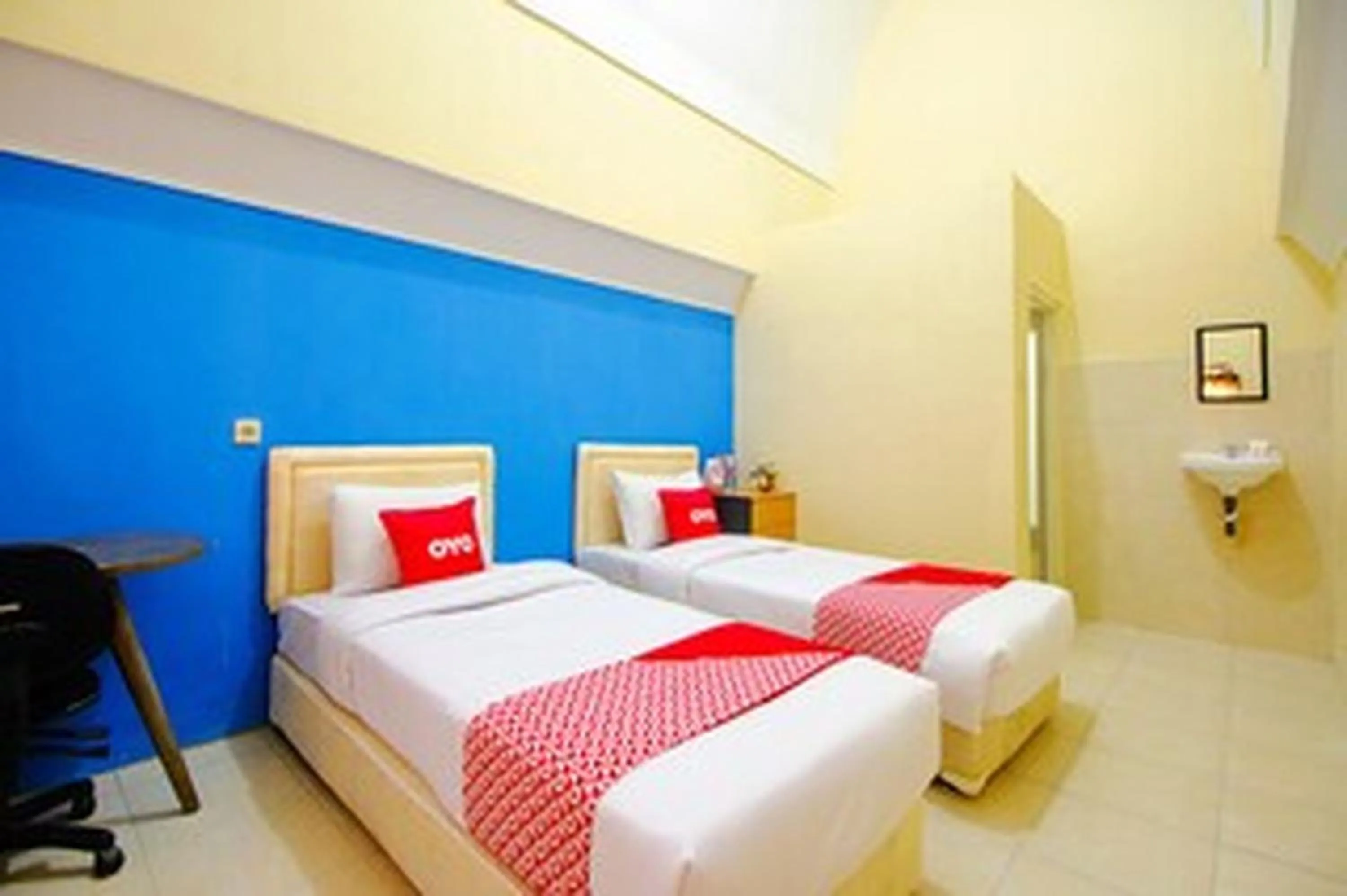 Bedroom, Bed in OYO Life 1643 Grand Monica