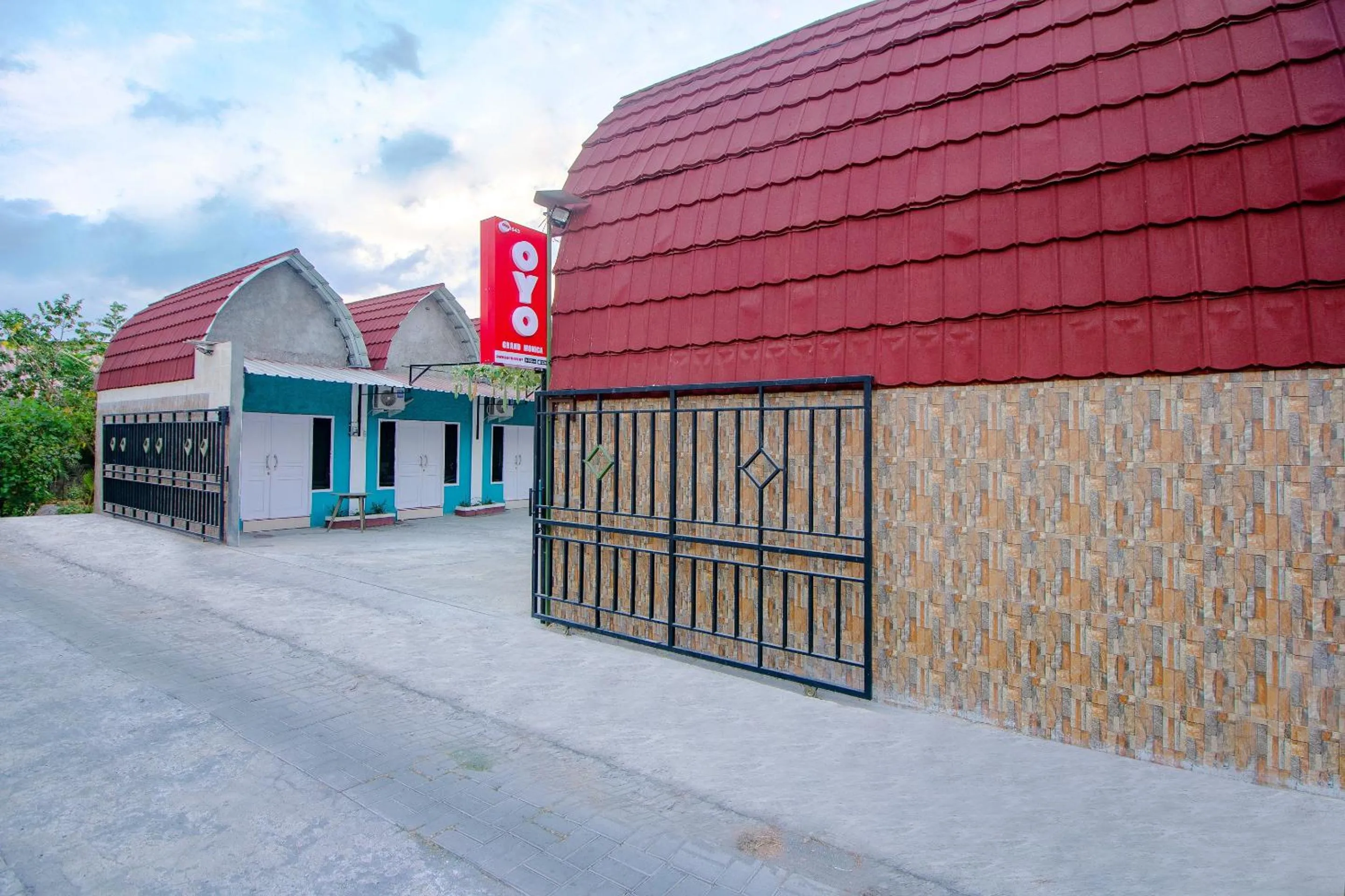 Facade/entrance in OYO Life 1643 Grand Monica