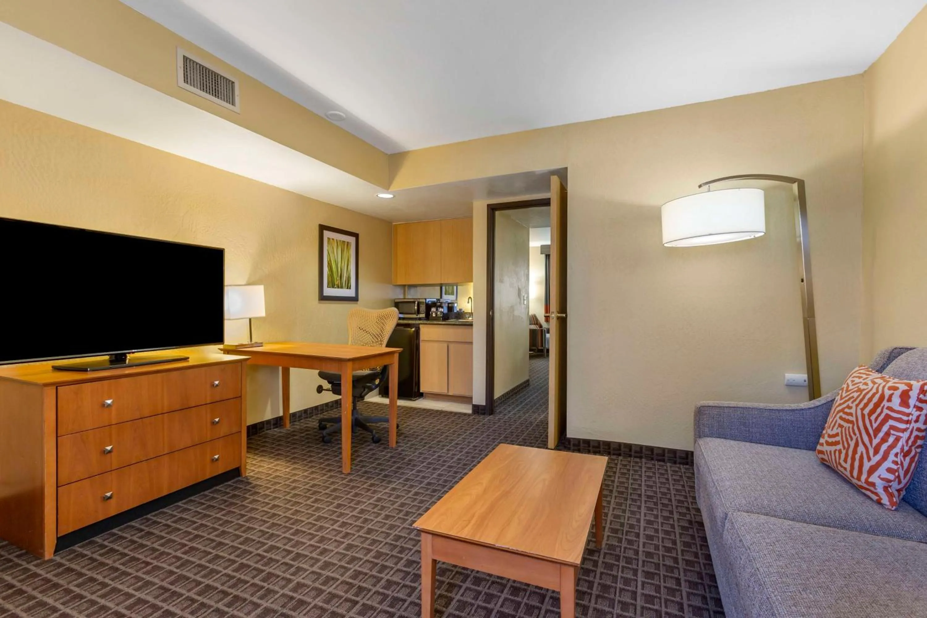 Bedroom in Best Western Plus Scottsdale Thunderbird Suites