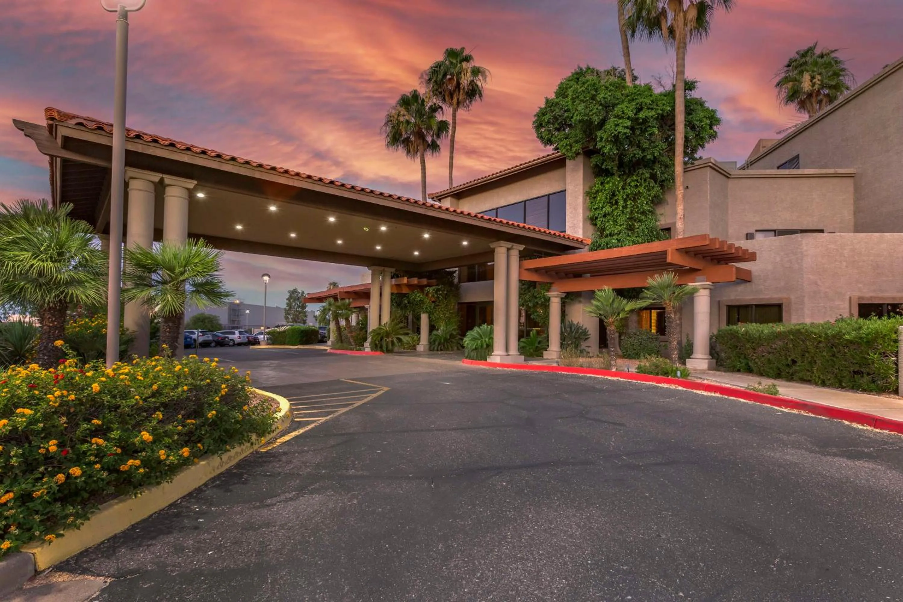 Property building in Best Western Plus Scottsdale Thunderbird Suites