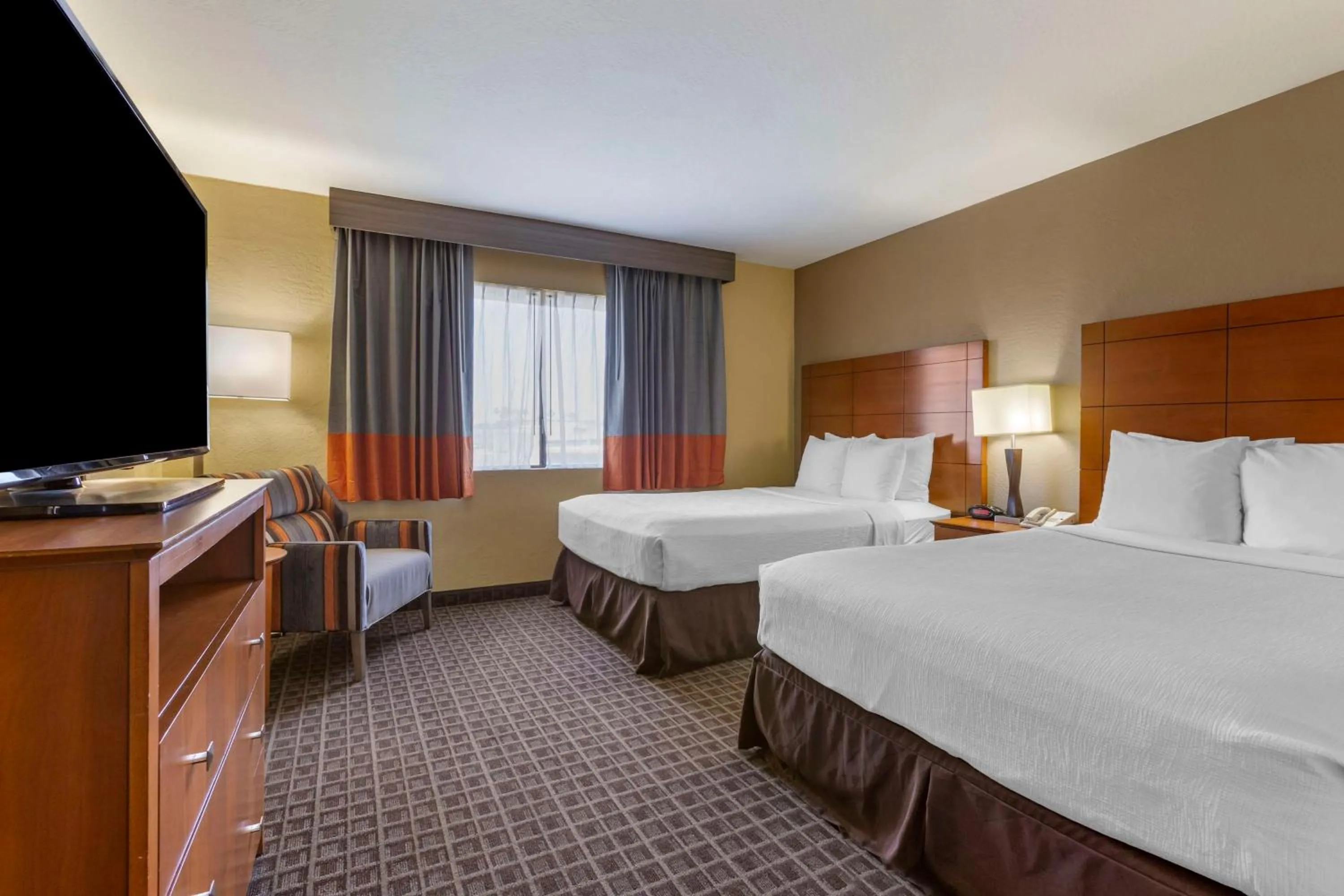 Bedroom, Bed in Best Western Plus Scottsdale Thunderbird Suites