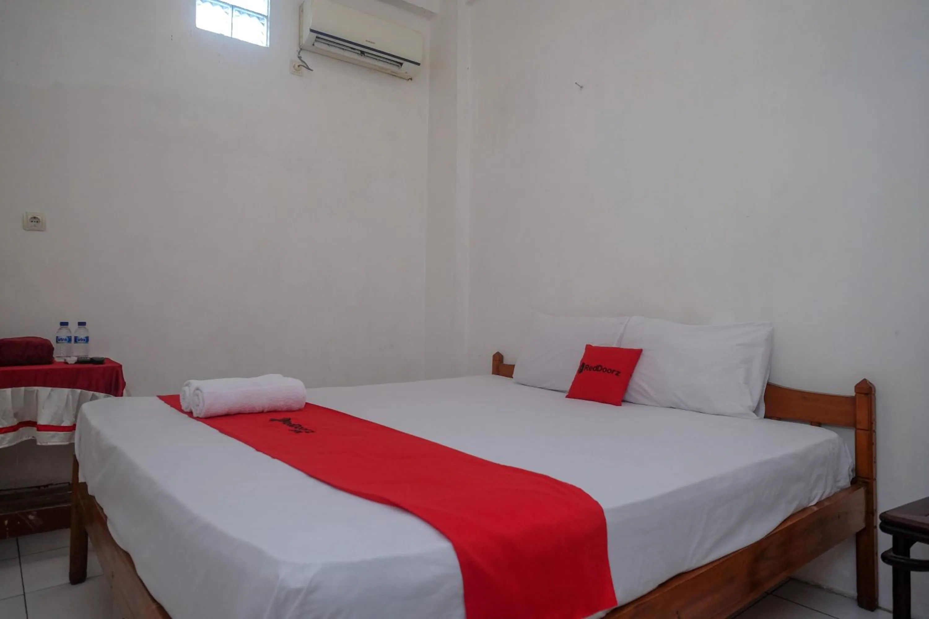 Bedroom, Bed in RedDoorz at H&W Hotel Solo