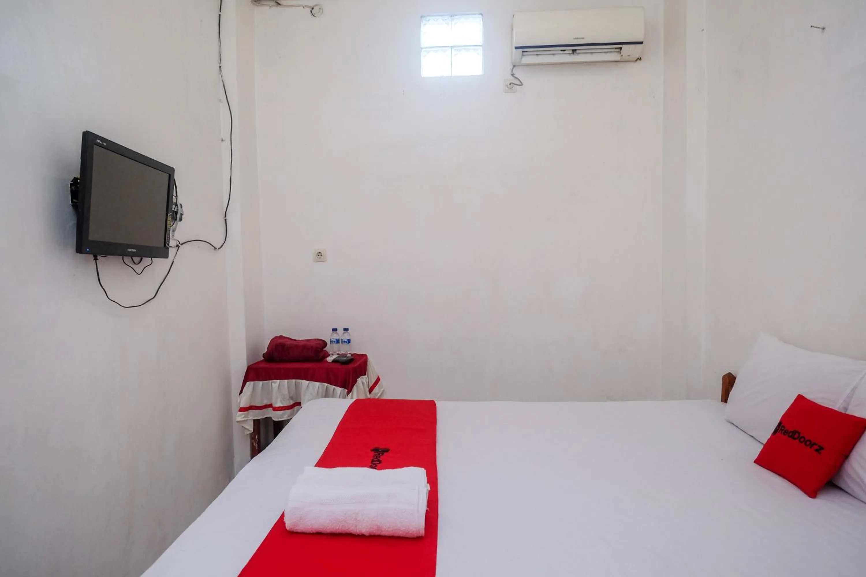 Bedroom, Bed in RedDoorz at H&W Hotel Solo