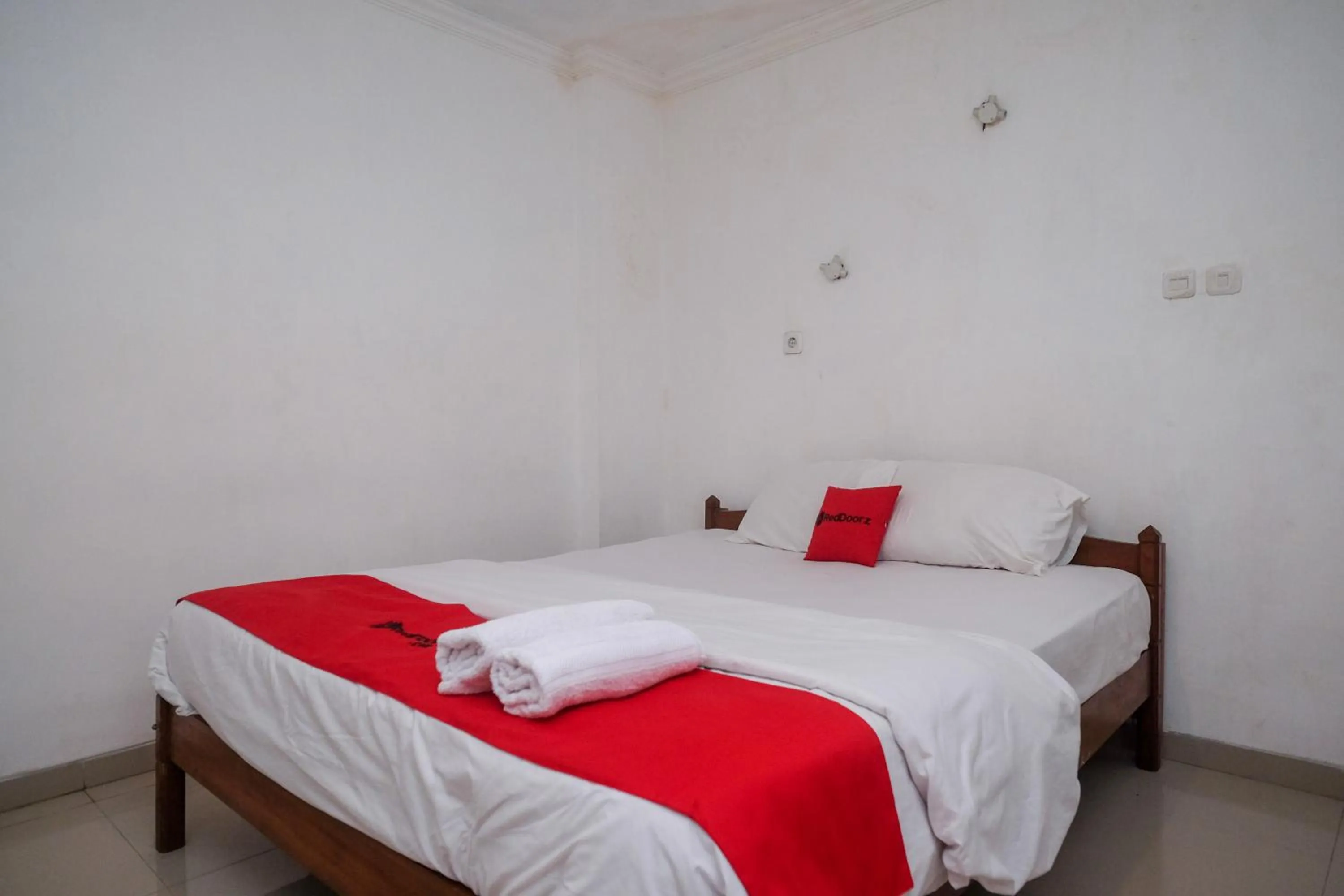 Bedroom, Bed in RedDoorz at H&W Hotel Solo