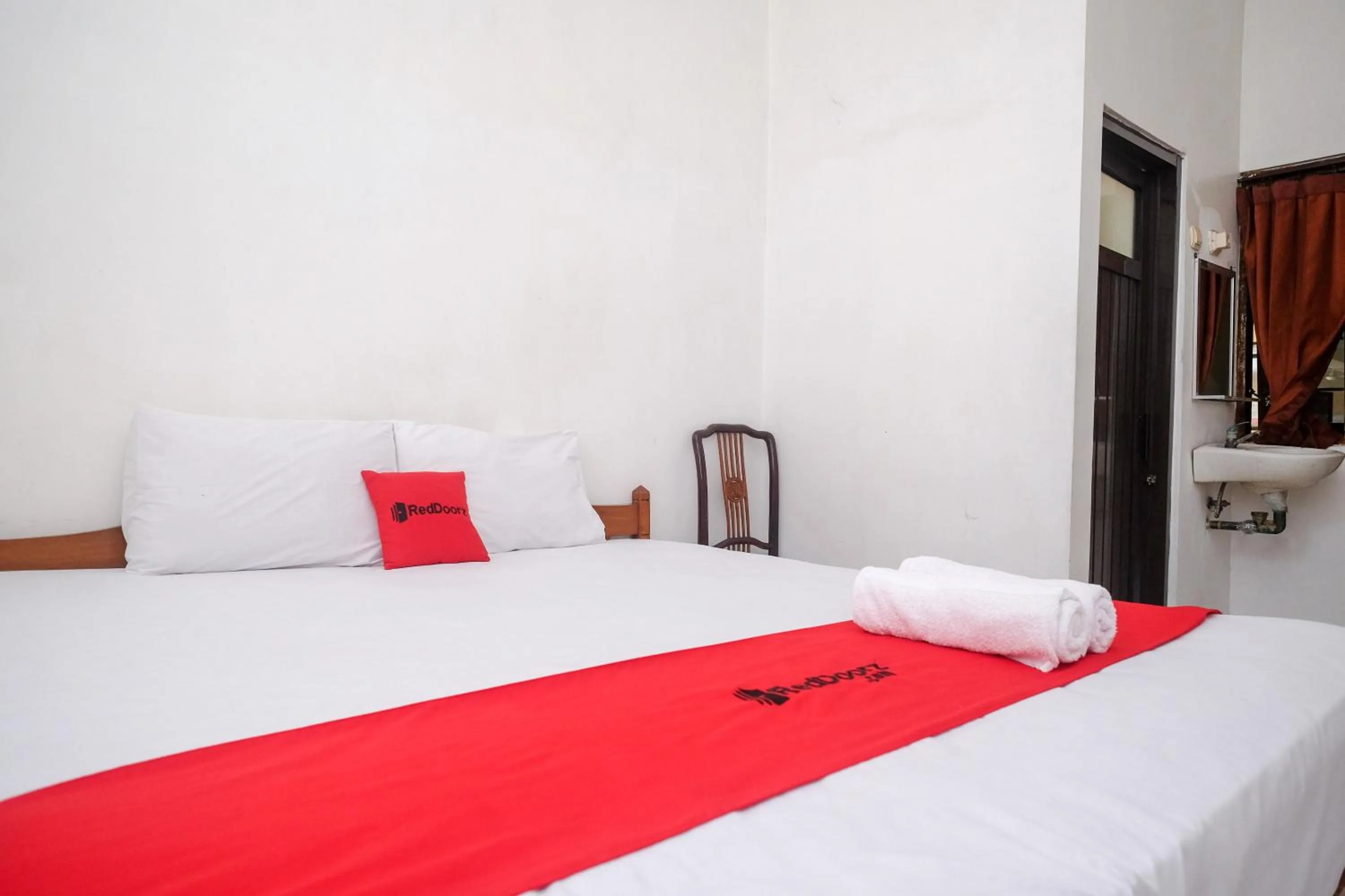 Bedroom, Bed in RedDoorz at H&W Hotel Solo