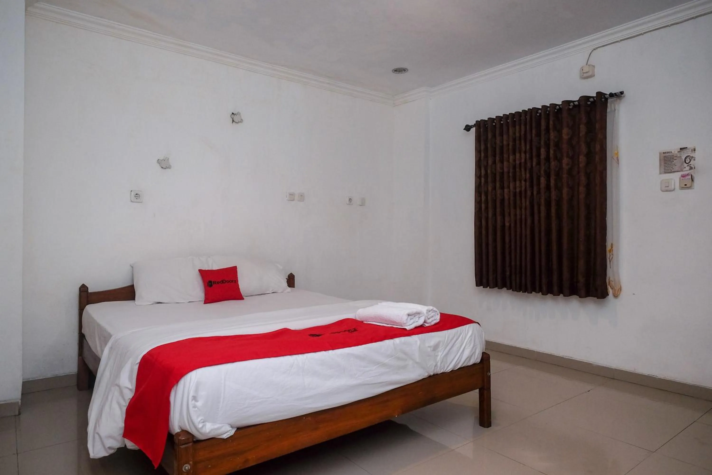 Bedroom, Bed in RedDoorz at H&W Hotel Solo