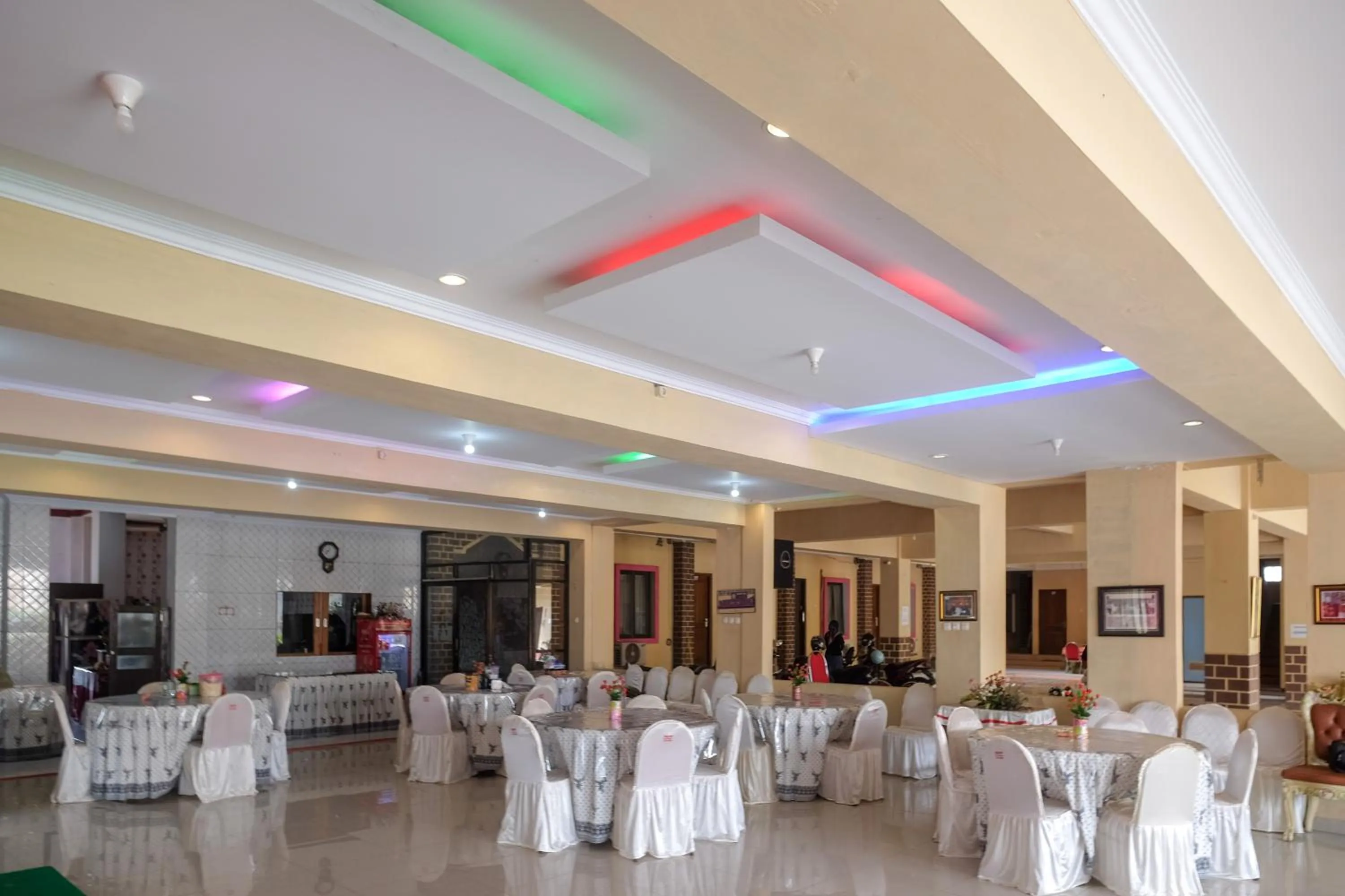 Restaurant/places to eat in RedDoorz at H&W Hotel Solo