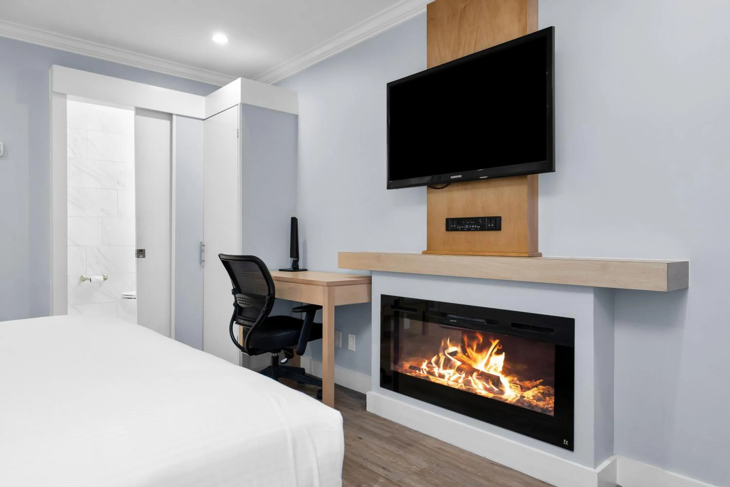 Photo of the whole room, Bed in The Millwood