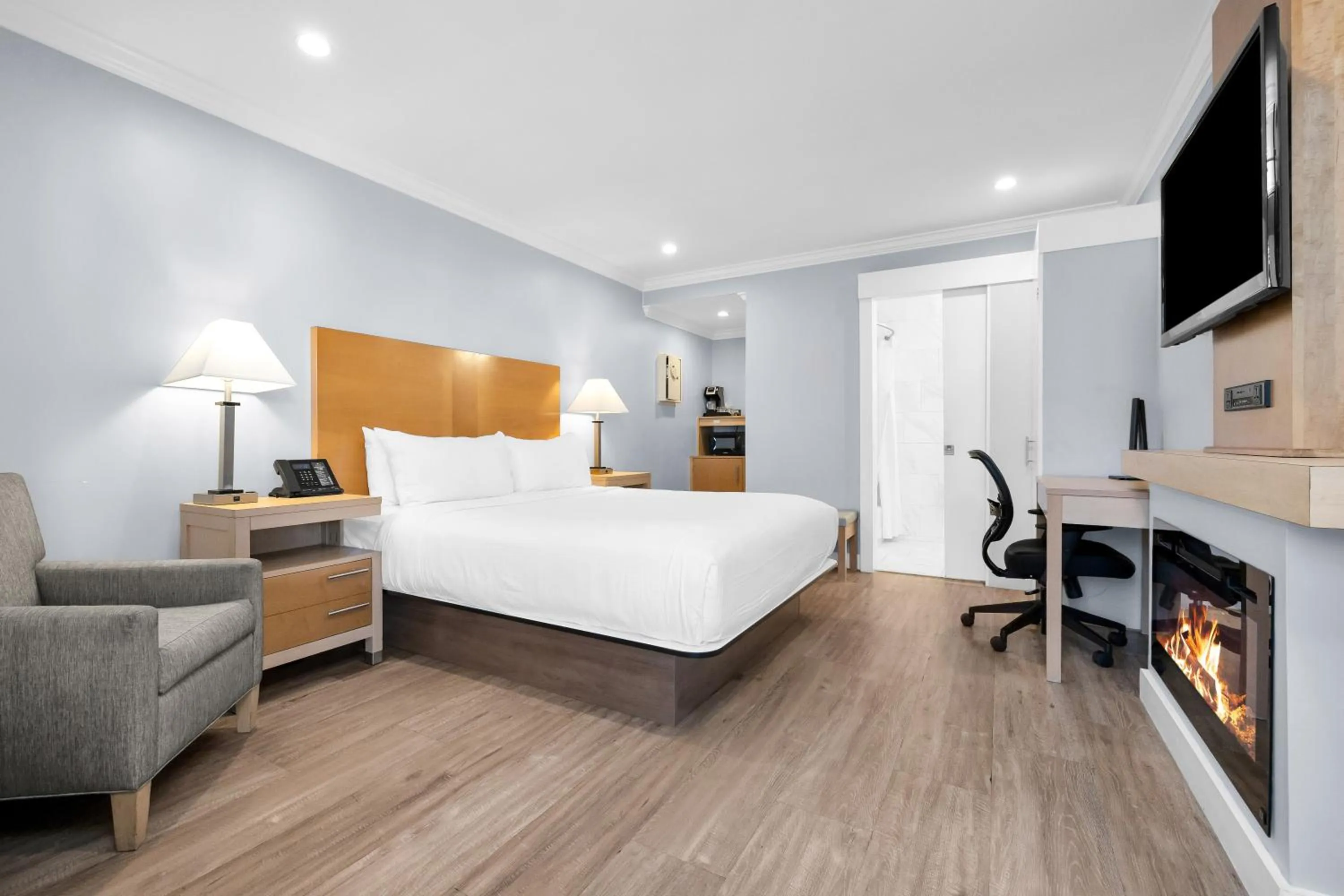 Photo of the whole room, Bed in The Millwood