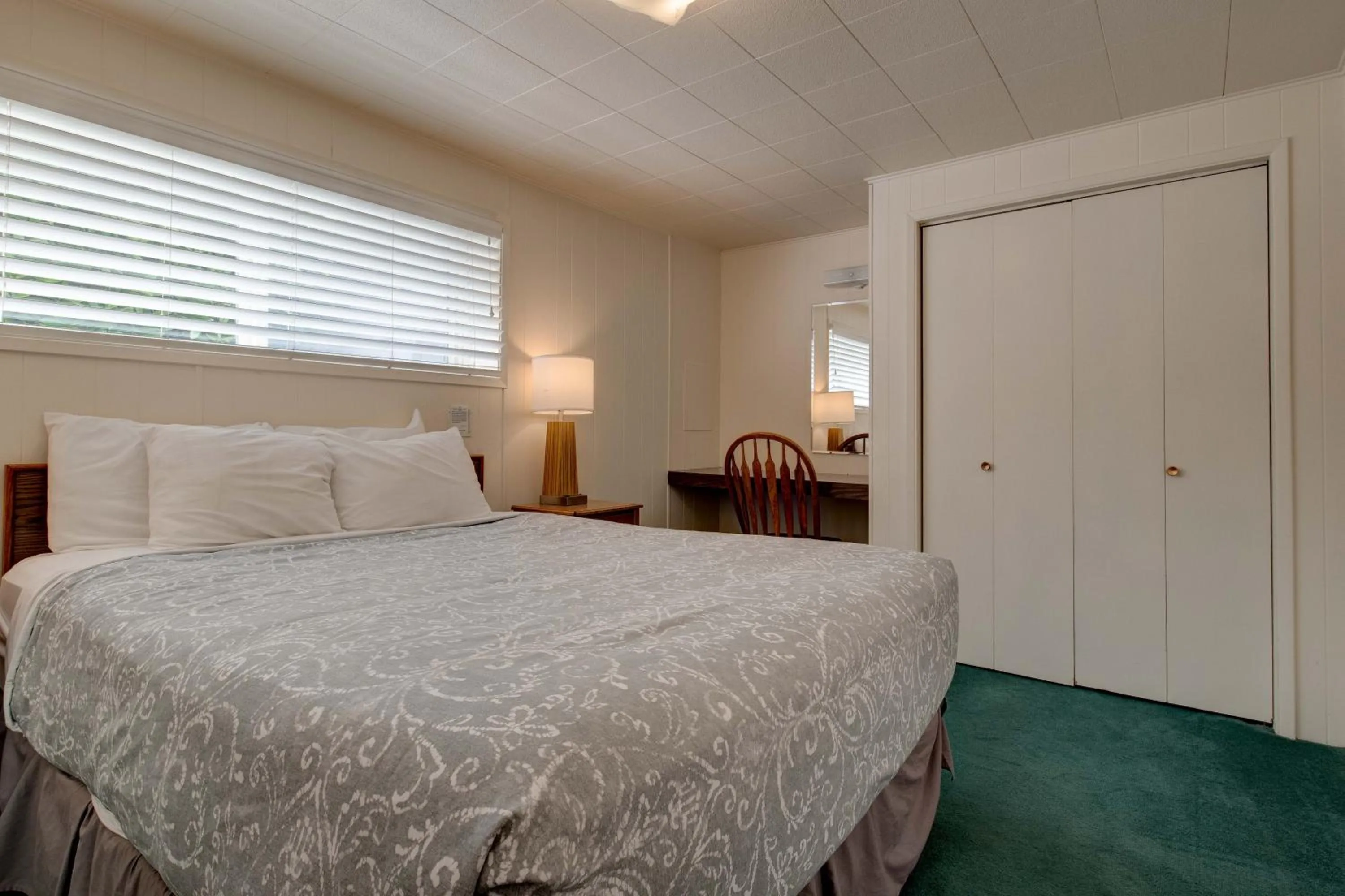 Bed in Ester Lee Oceanview Inn