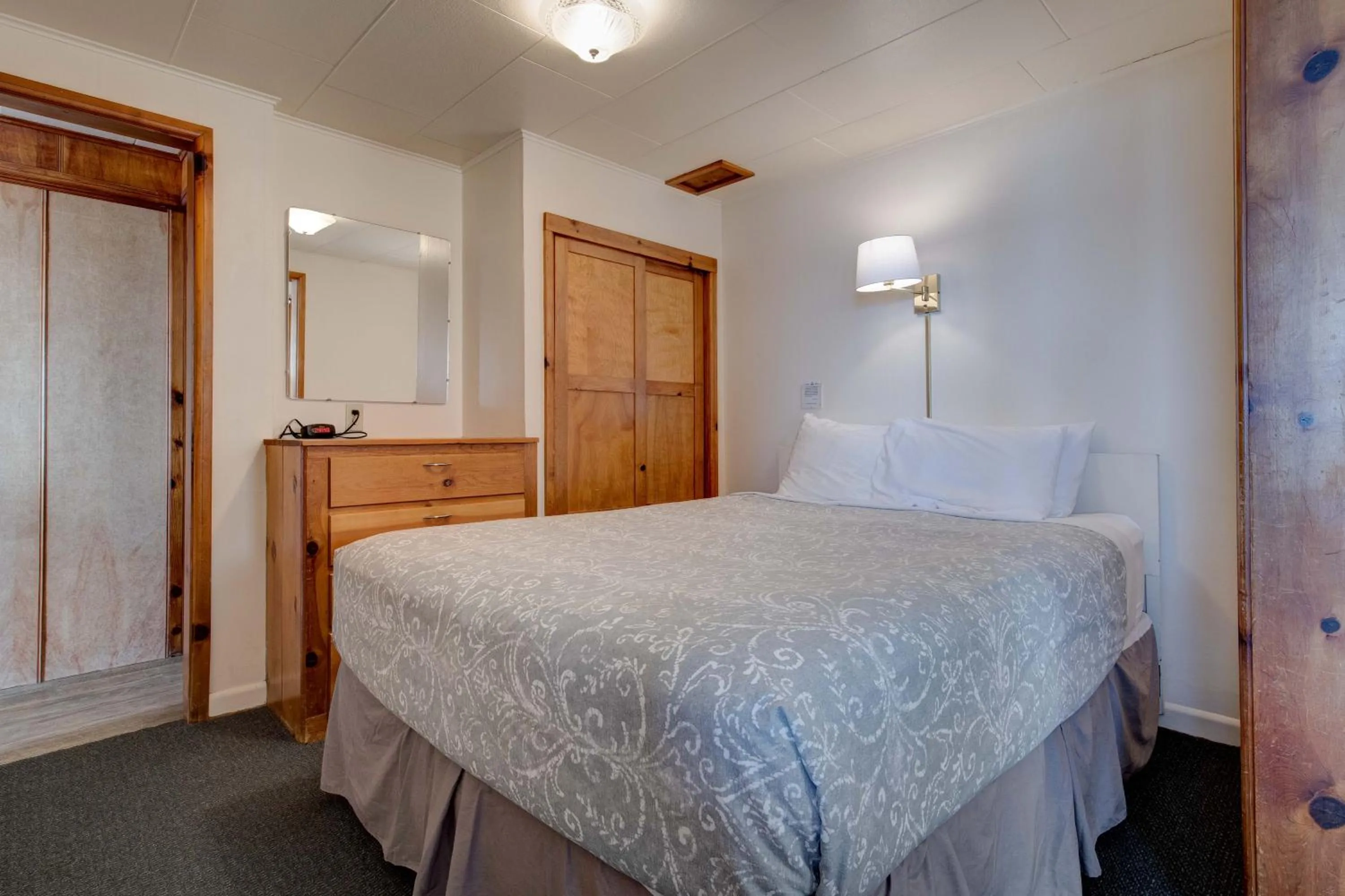 Bedroom, Bed in Ester Lee Oceanview Inn