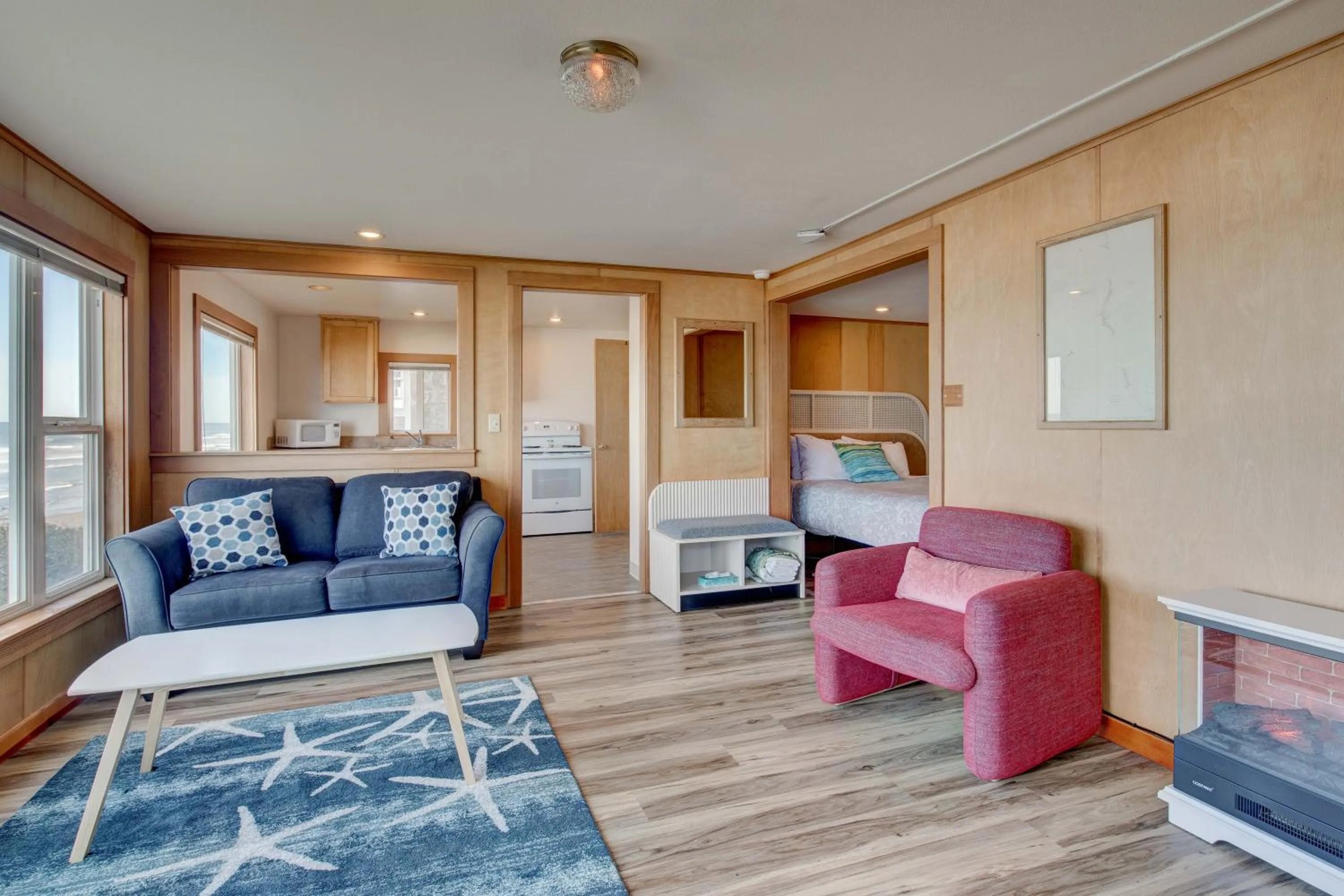 Living room in Ester Lee Oceanview Inn