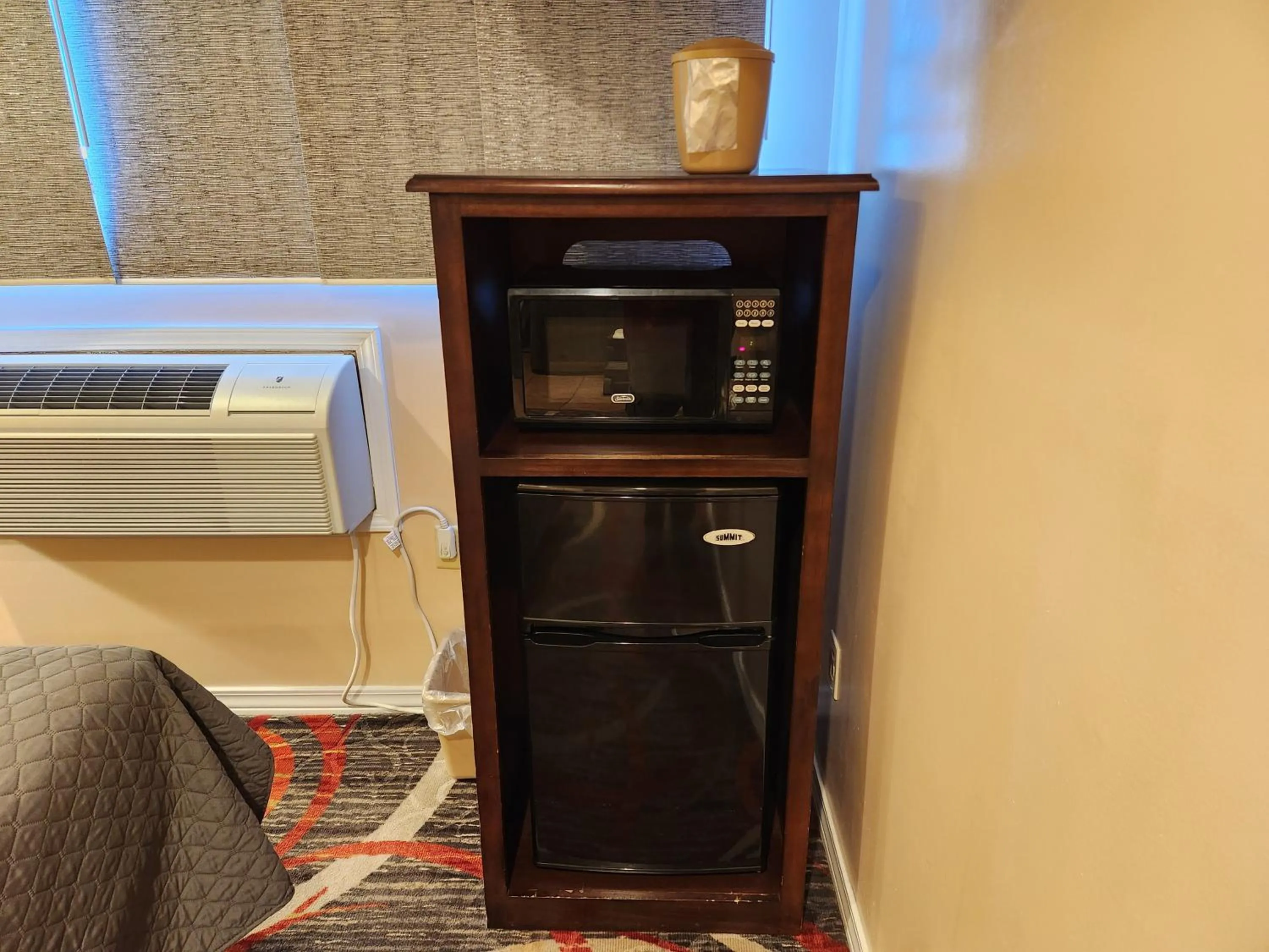 microwave in Jefferson Hills Motel