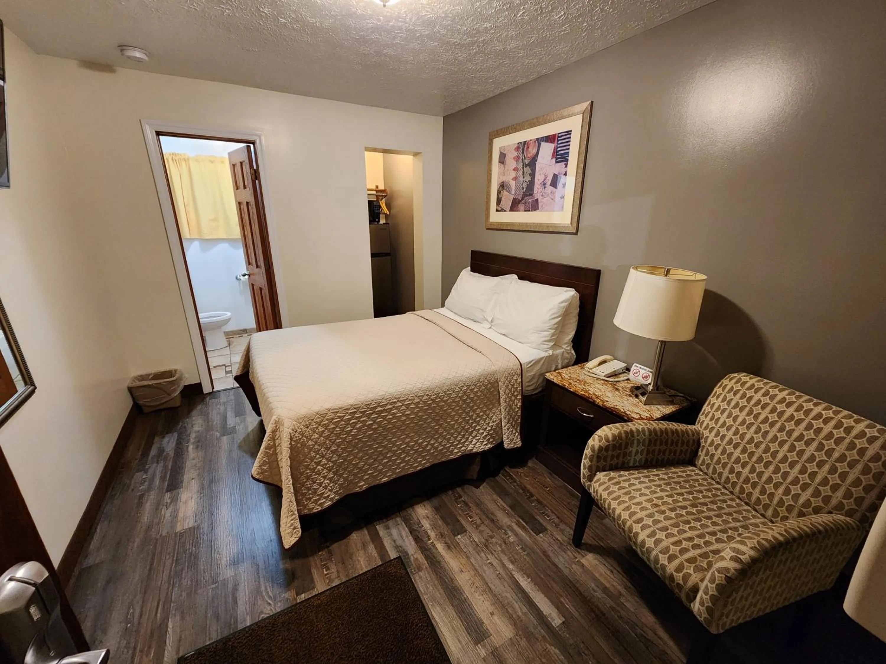 Photo of the whole room, Bed in Jefferson Hills Motel