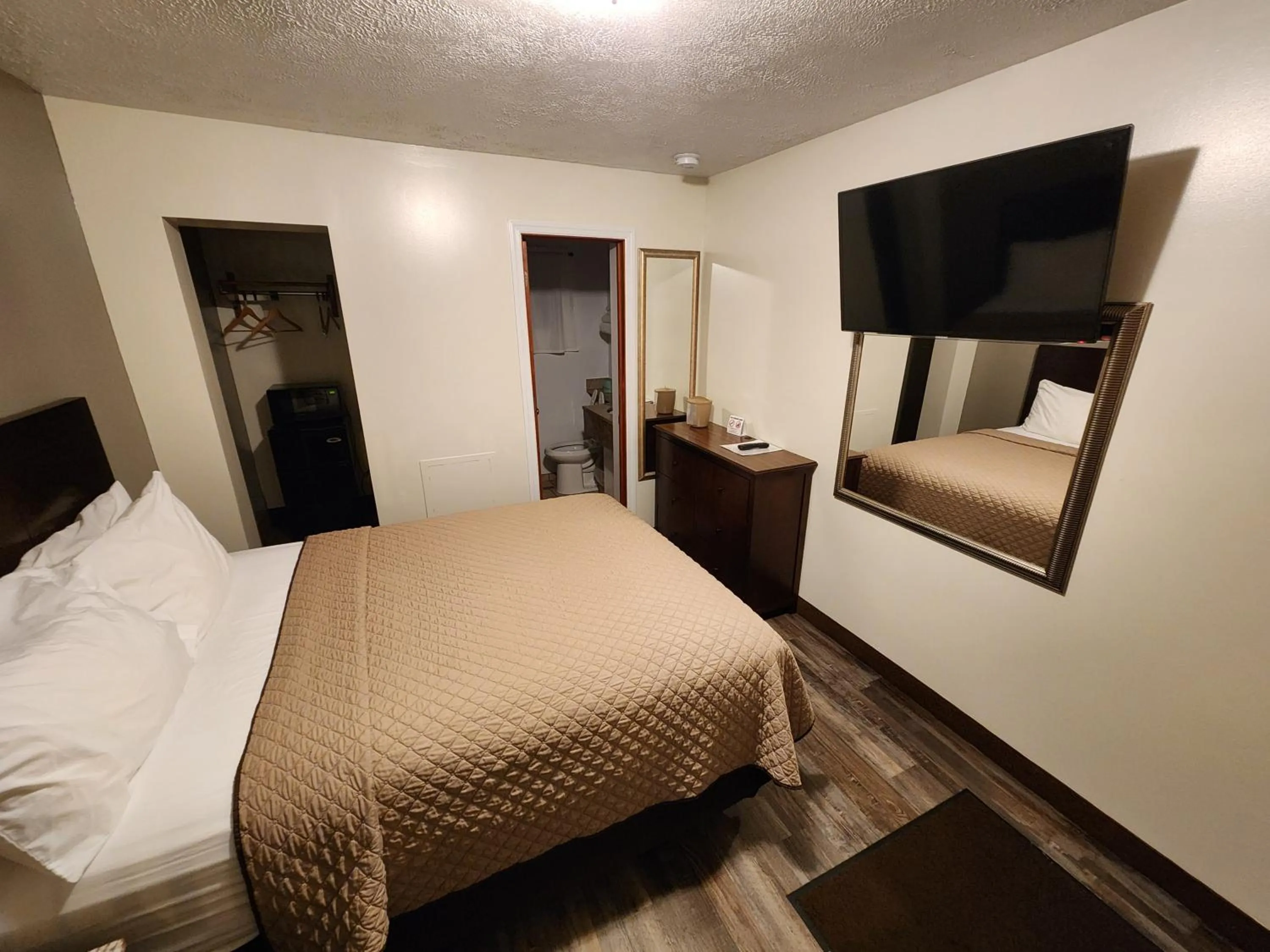 Bed in Jefferson Hills Motel