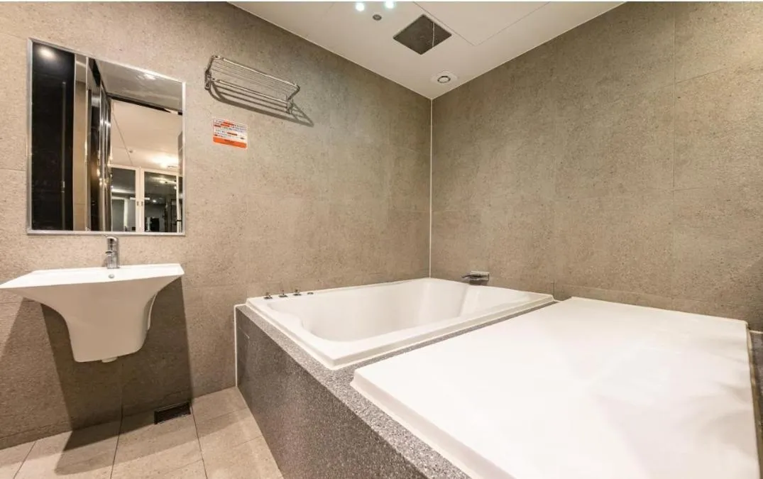 Shower, Bed in 포항 죽도시장 이데아 호텔