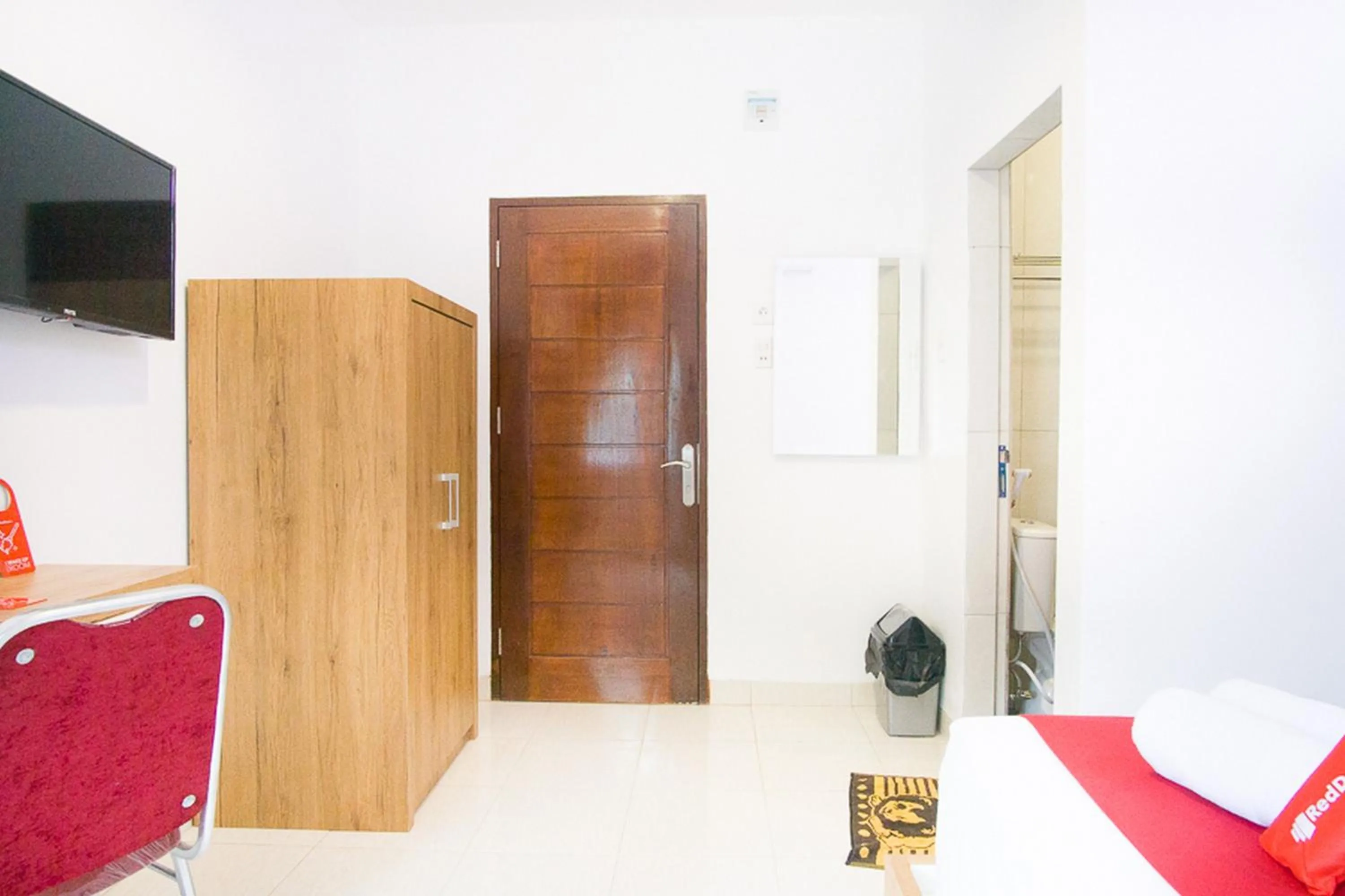 TV and multimedia, Bed in RedDoorz @ RS Adam Malik Medan