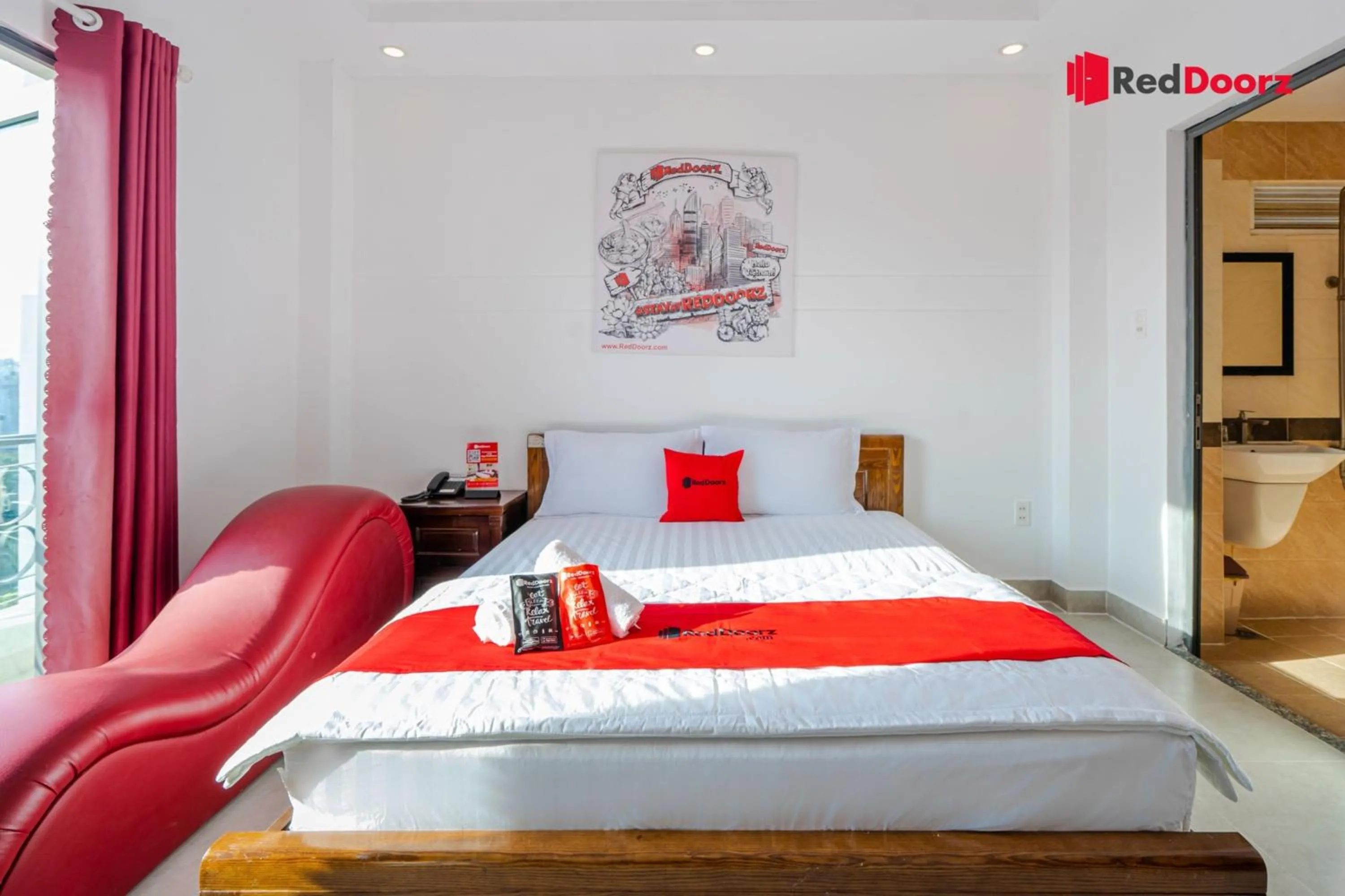 Photo of the whole room, Bed in The Sun Hotel