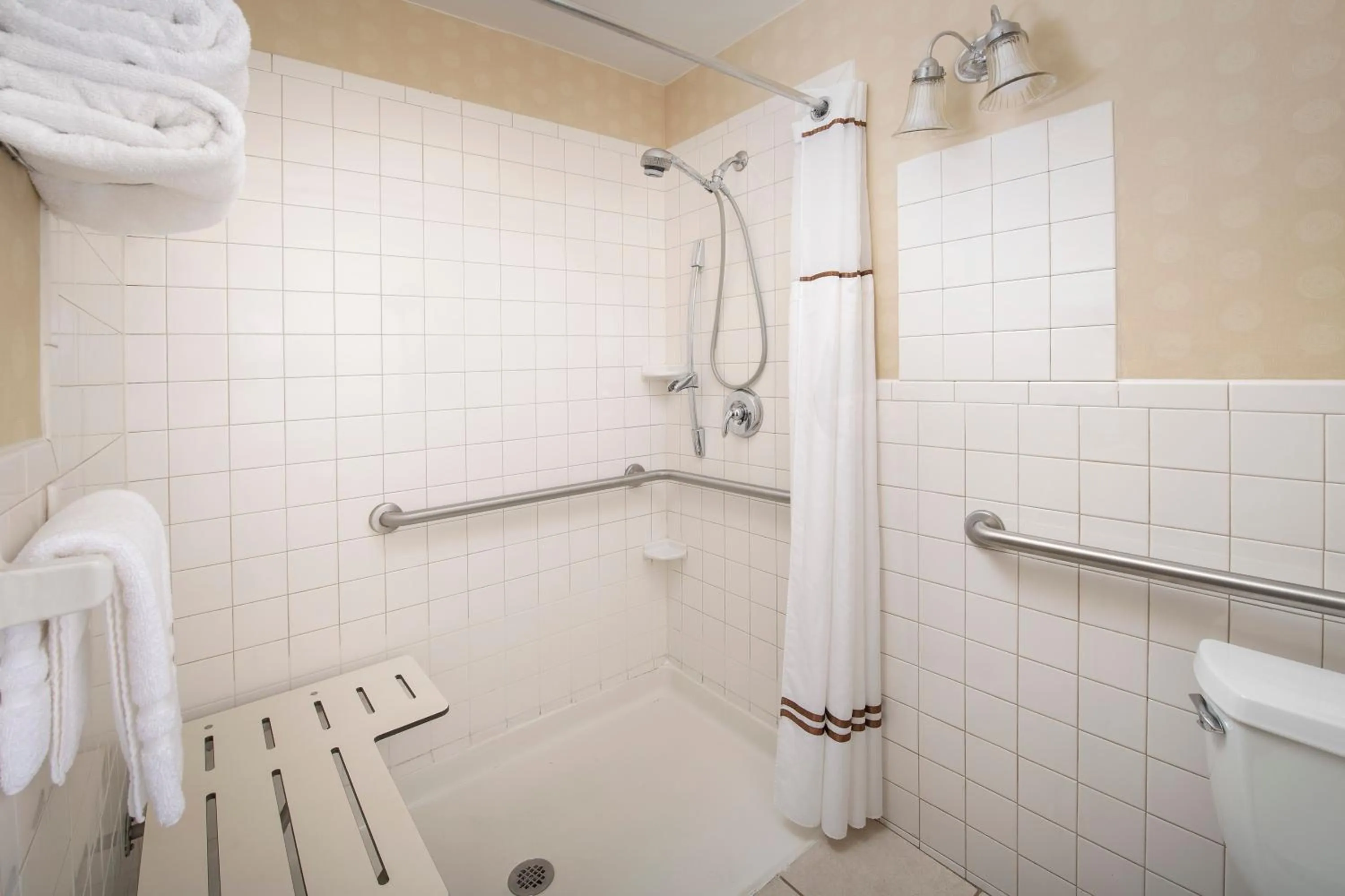 Bathroom in American Inn of Bethesda