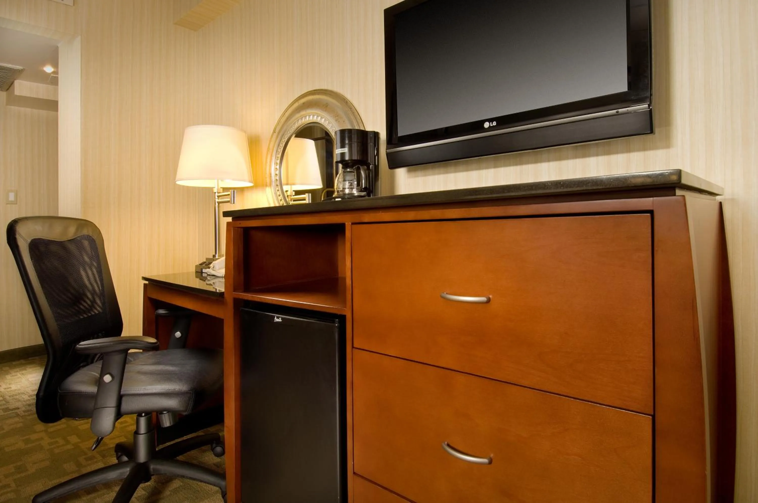 TV and multimedia in American Inn of Bethesda