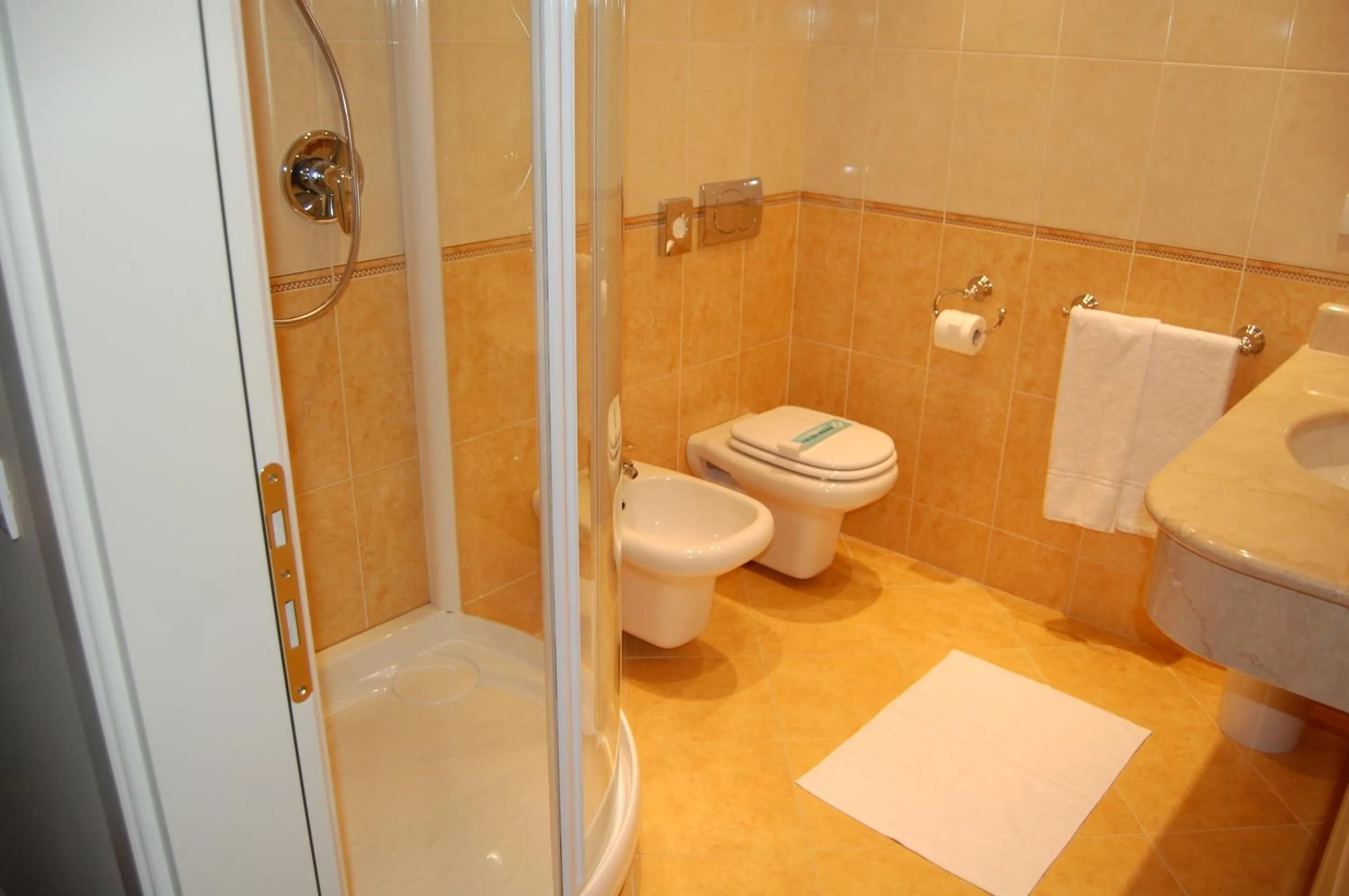 Bathroom in Hotel Motel Gold