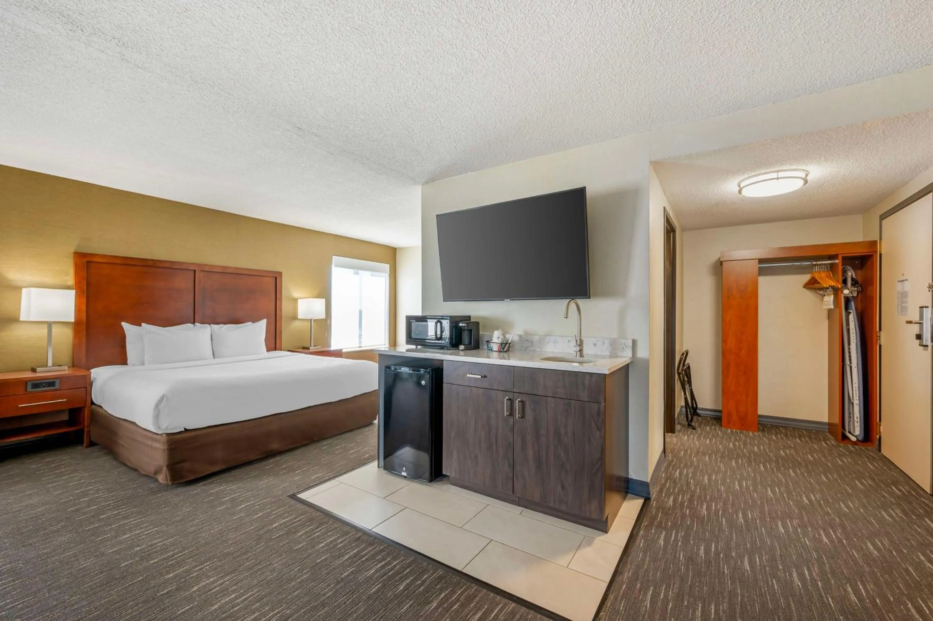 Photo of the whole room, Bed in Best Western Chicago - Downers Grove