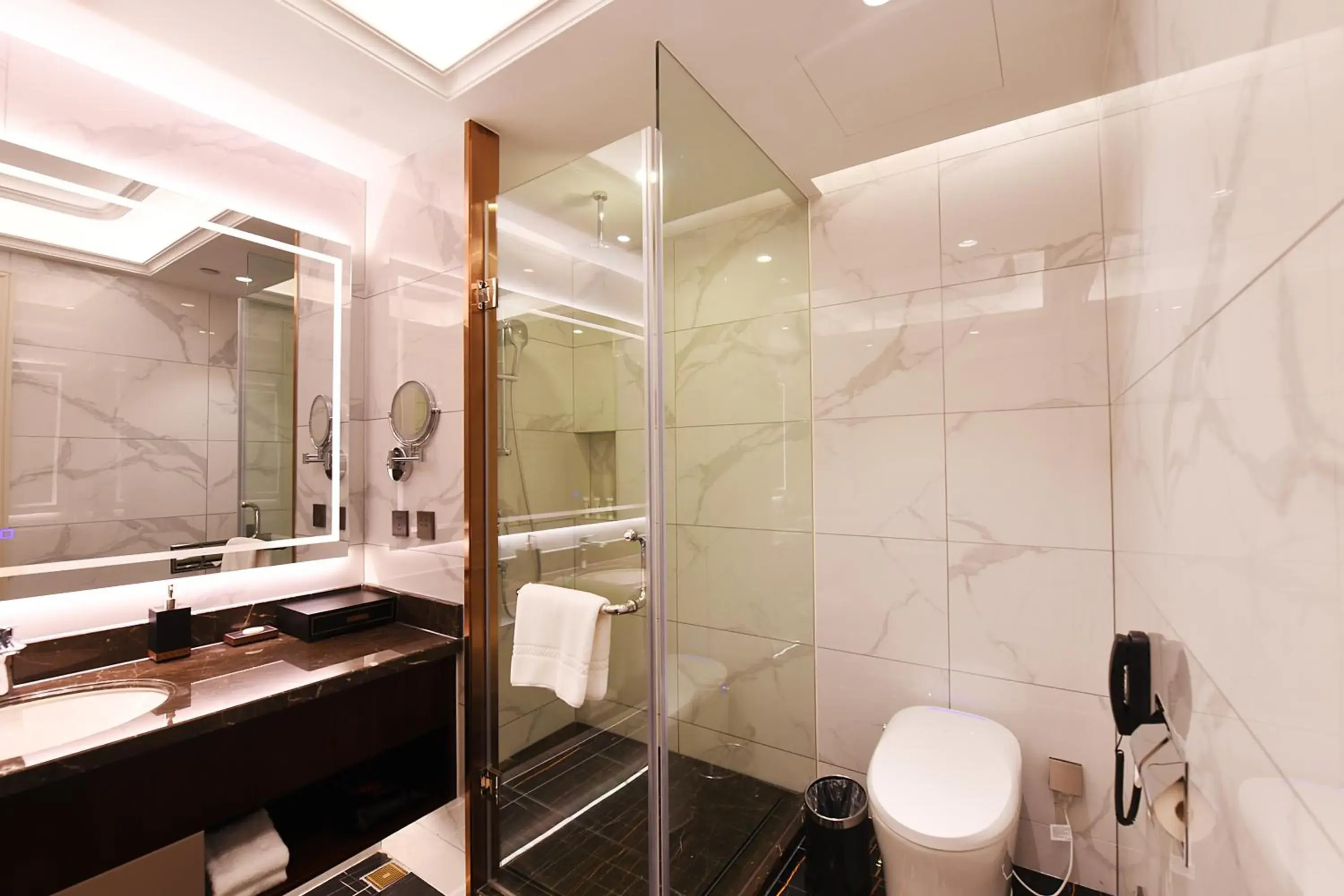 Deluxe King Room - Non-Smoking in Ramada Plaza by Wyndham Wenzhou Deluxe King Room - Non-Smoking in Ramada Plaza by Wyndham Wenzhou