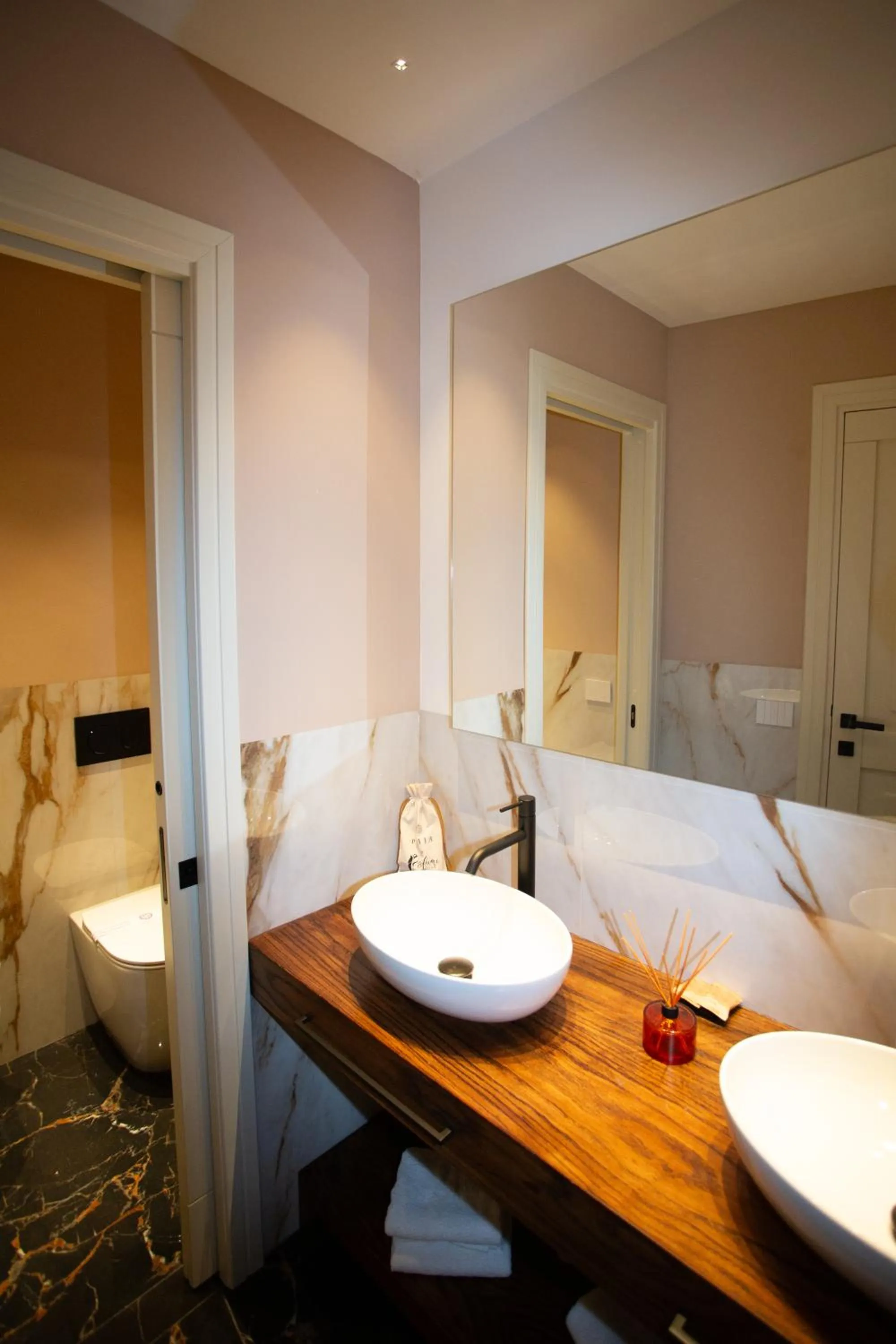 Bathroom, Bed in Profumo Maison Colosseo