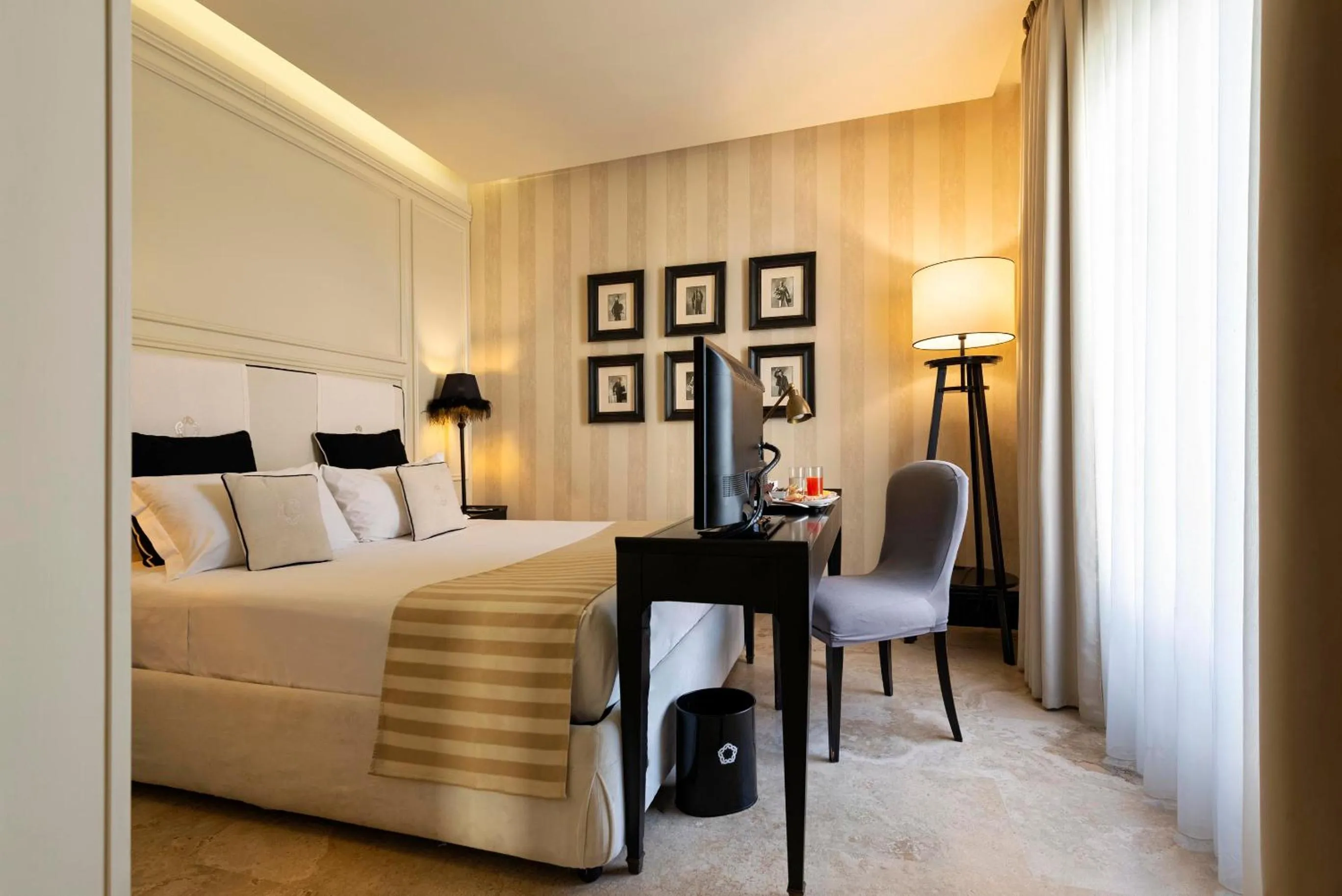 Photo of the whole room, Bed in Profumo Maison Colosseo