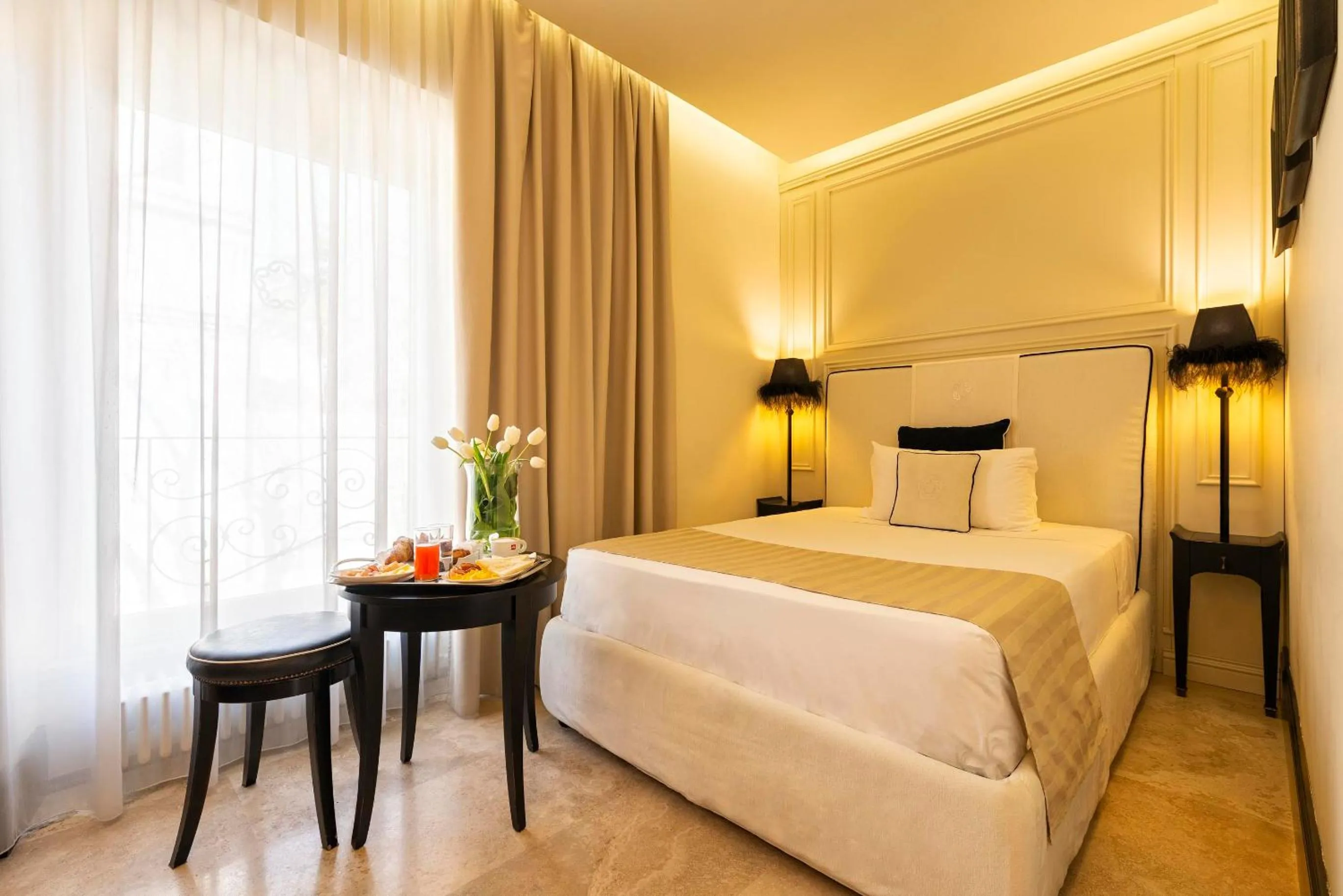 Bed in Profumo Maison Colosseo