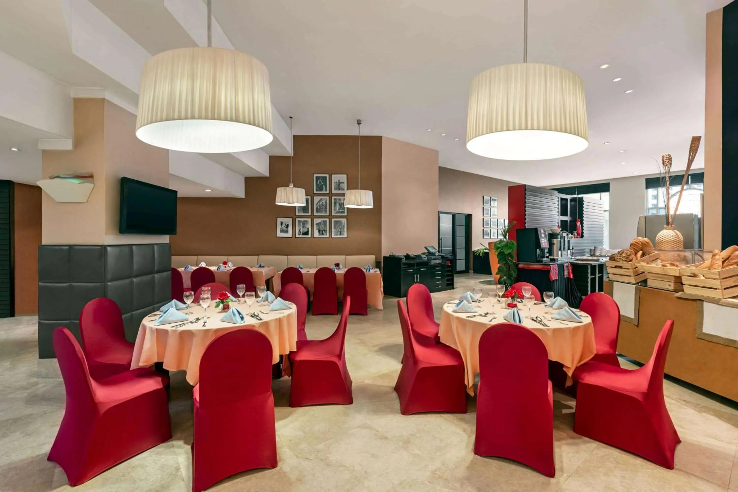 Lounge or bar in Ramada Plaza by Wyndham Dubai Deira