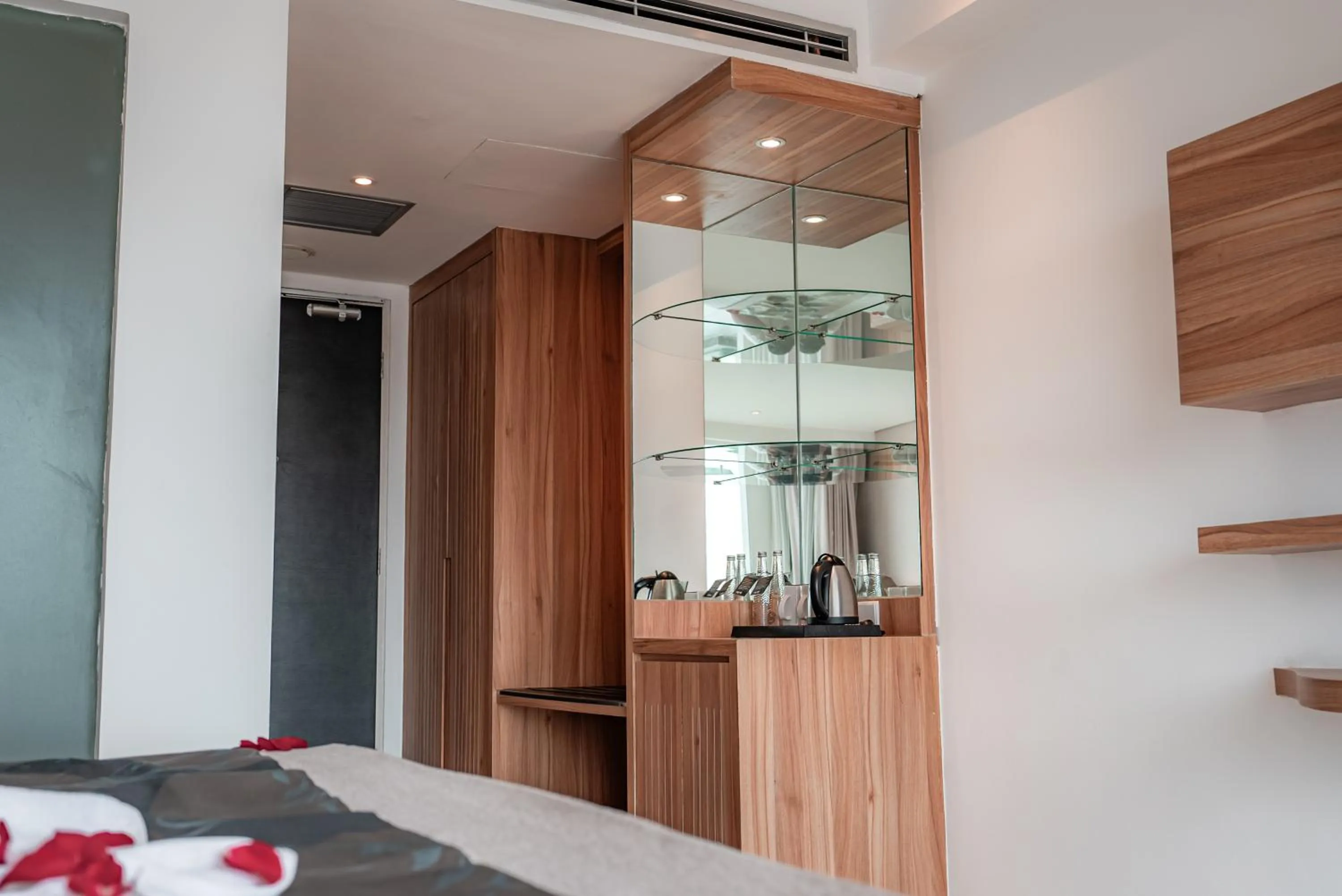 Coffee/tea facilities, Bed in The Capital Hotel and Resort Seminyak